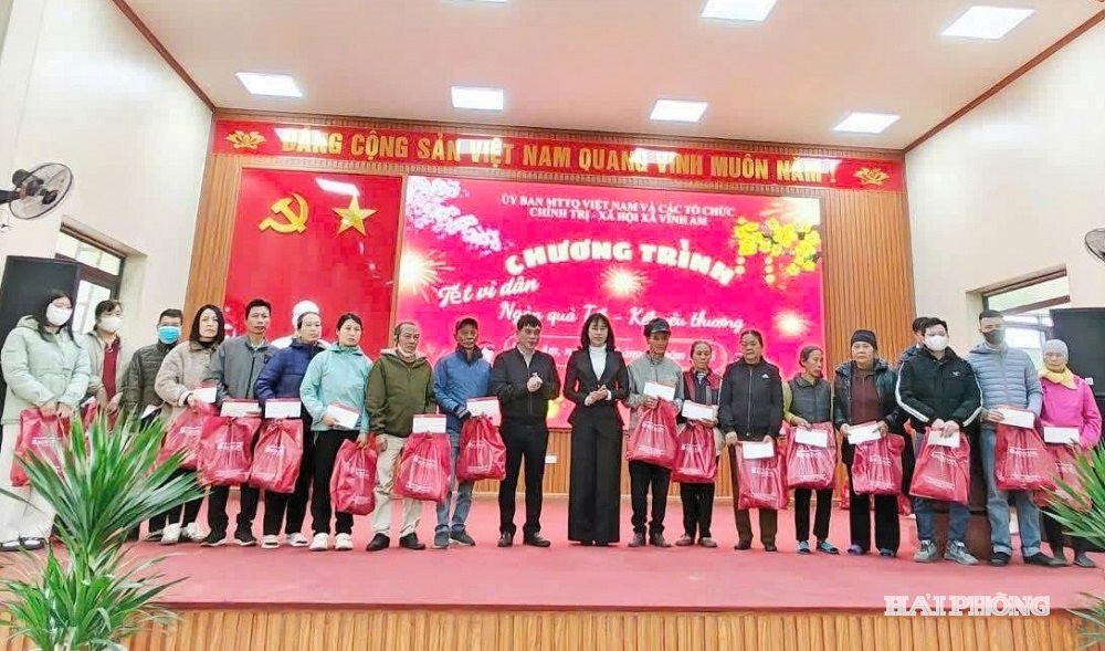 Đai diện các đơn vị tài trợ trao quà tặng các hộ có hoàn cảnh khó khăn trên địa bàn.