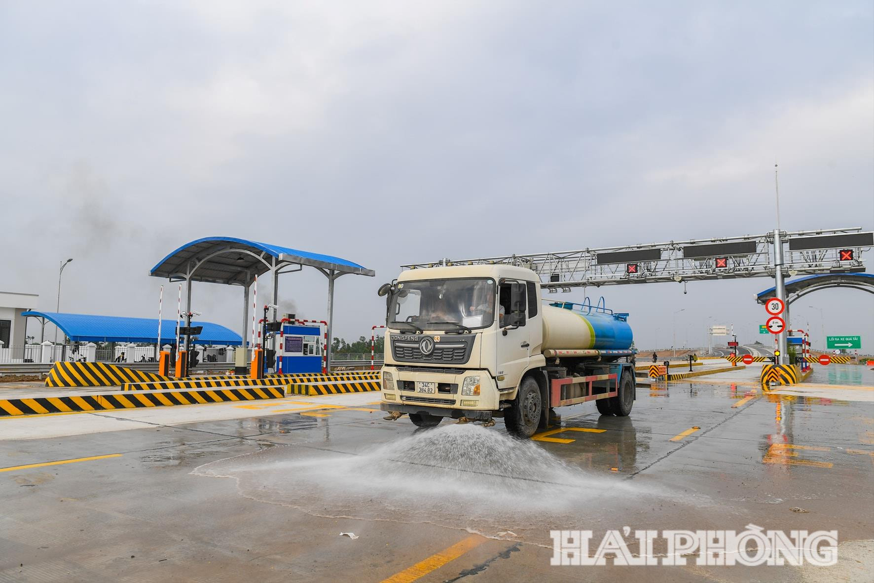 Đơn vị thi công vệ sinh đường để bảo đảm an toàn khi nút giao đi vào hoạt động.