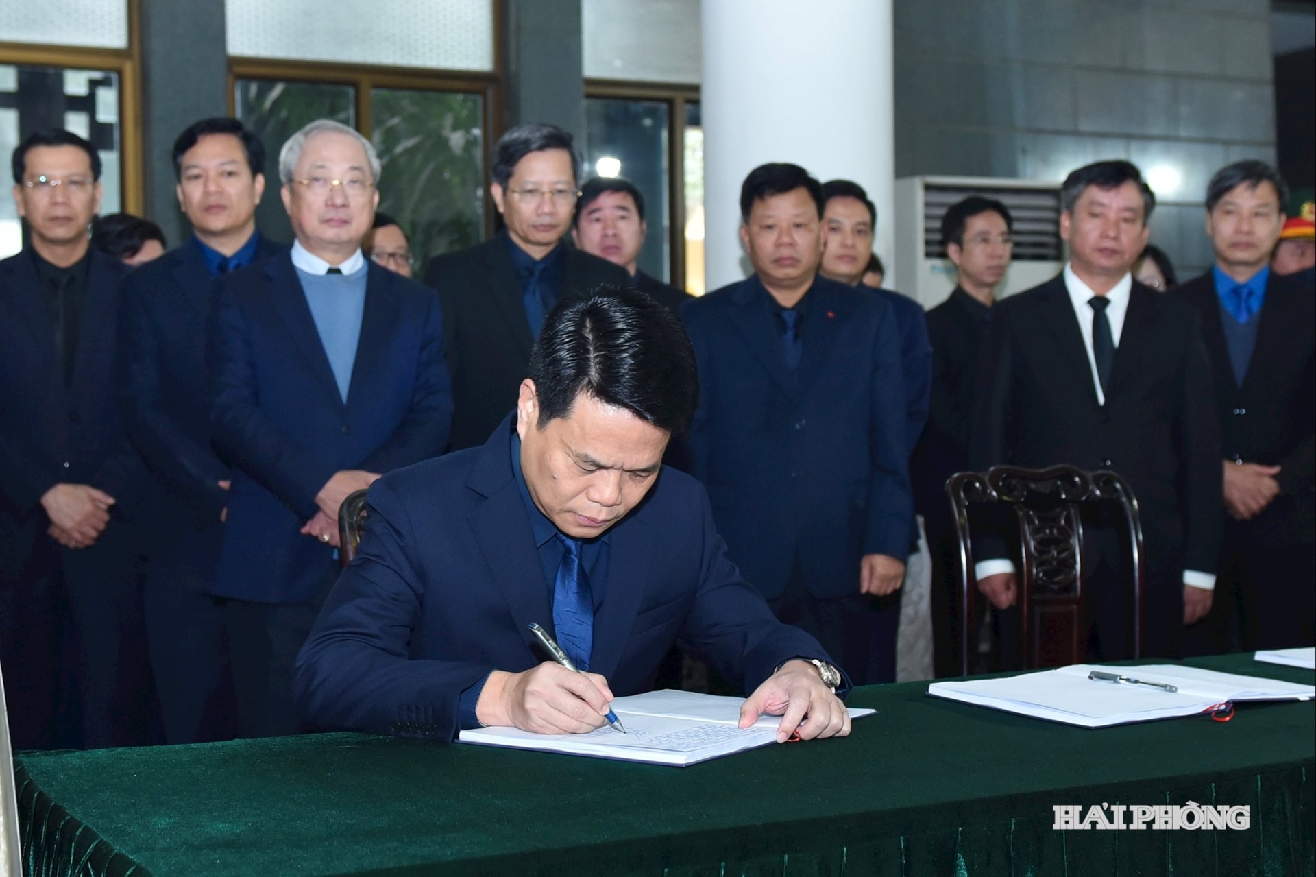 Đồng chí Lê Ngọc Châu, Uỷ viên Trung ương Đảng, Phó Bí thư Thành uỷ, Chủ tịch UBND thành phố ghi sổ tang.