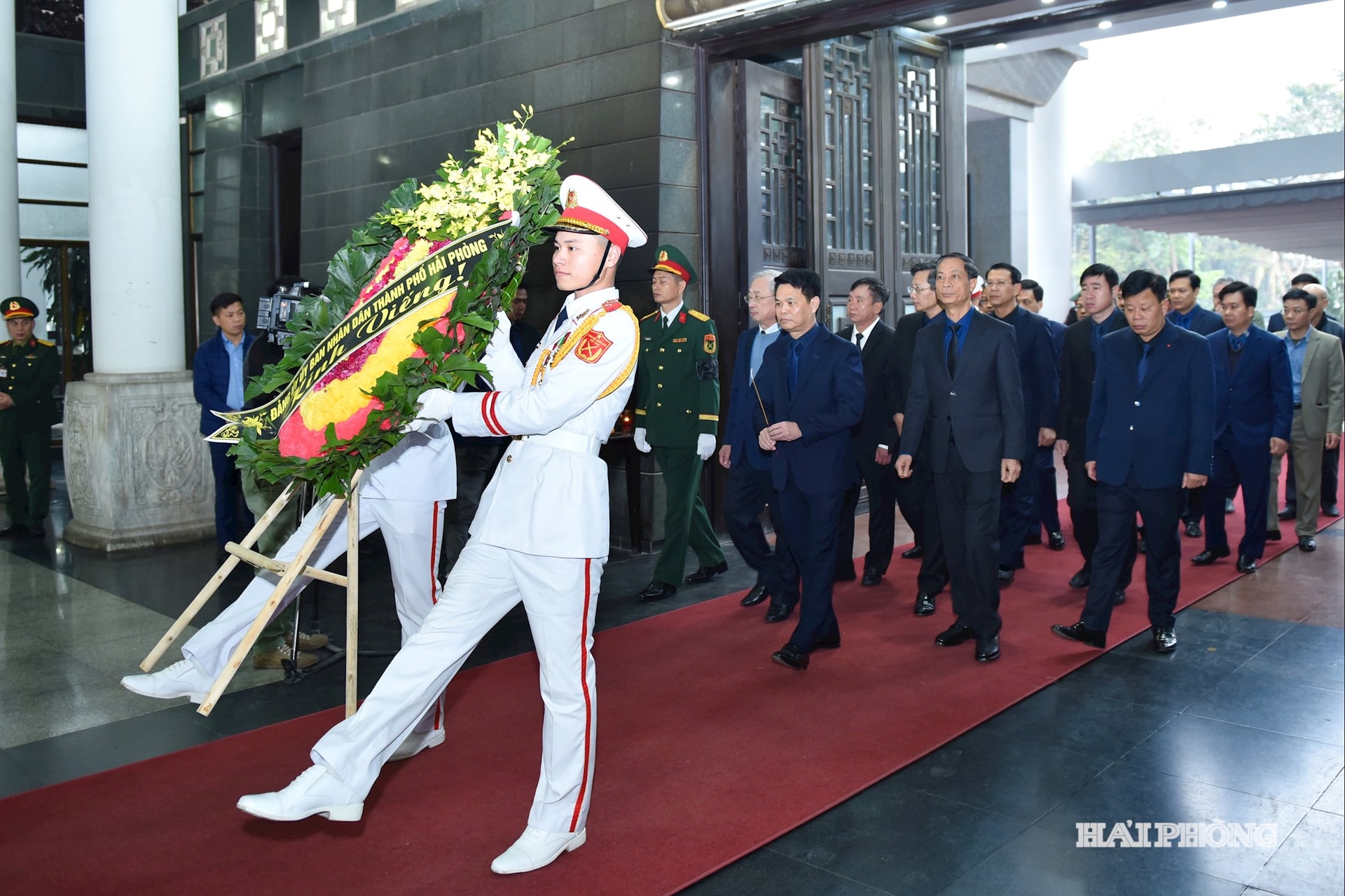 Đoàn đại biểu thành phố Hải Phòng do đồng chí Lê Ngọc Châu, Ủy viên Trung ương Đảng, Phó Bí thư Thành ủy, Chủ tịch UBND thành phố làm Trưởng đoàn viếng đồng chí Đoàn Duy Thành. Ảnh: TRUNG KIÊN