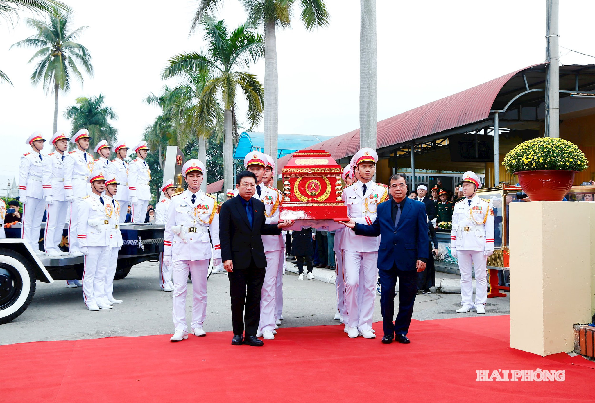Các đồng chí lãnh đạo thành phố đón linh cữu đồng chí Đoàn Duy Thành, nguyên Uỷ viên BCH Trung ương Đảng, nguyên Phó chủ tịch Hội đồng Bộ trưởng (nay là Chính phủ), nguyên Bí thư Thành ủy Hải Phòng tại nghĩa trang Ninh Hải.