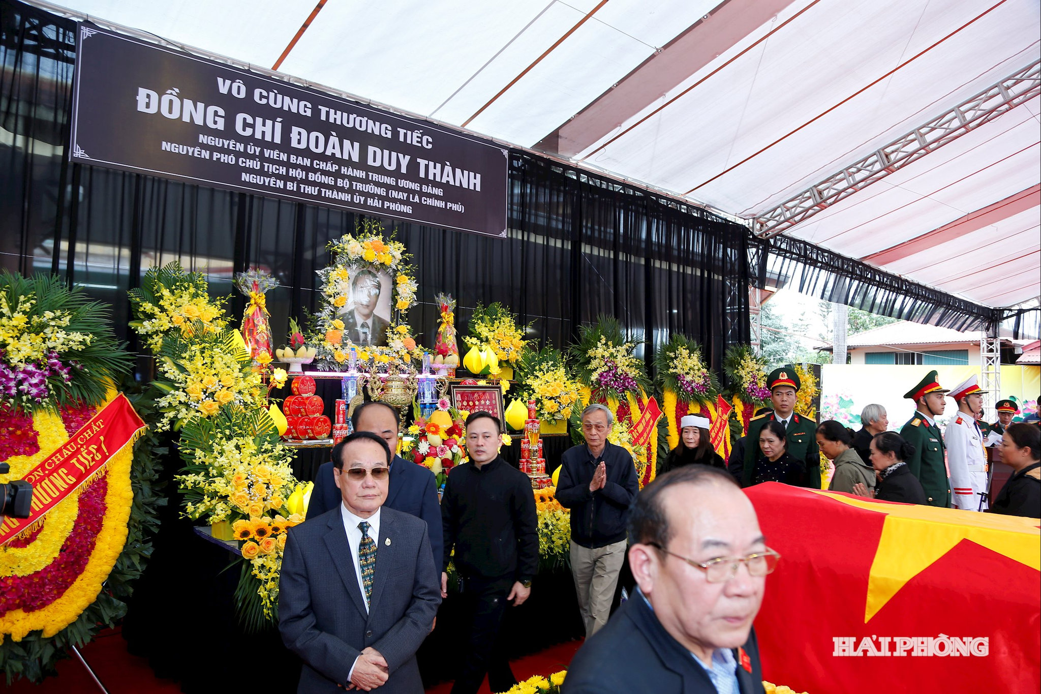 Đông đảo cán bộ, nhân dân Hải Phòng đến viếng và chia buồn với gia đình thân nhân đồng chí Đoàn Duy Thành.