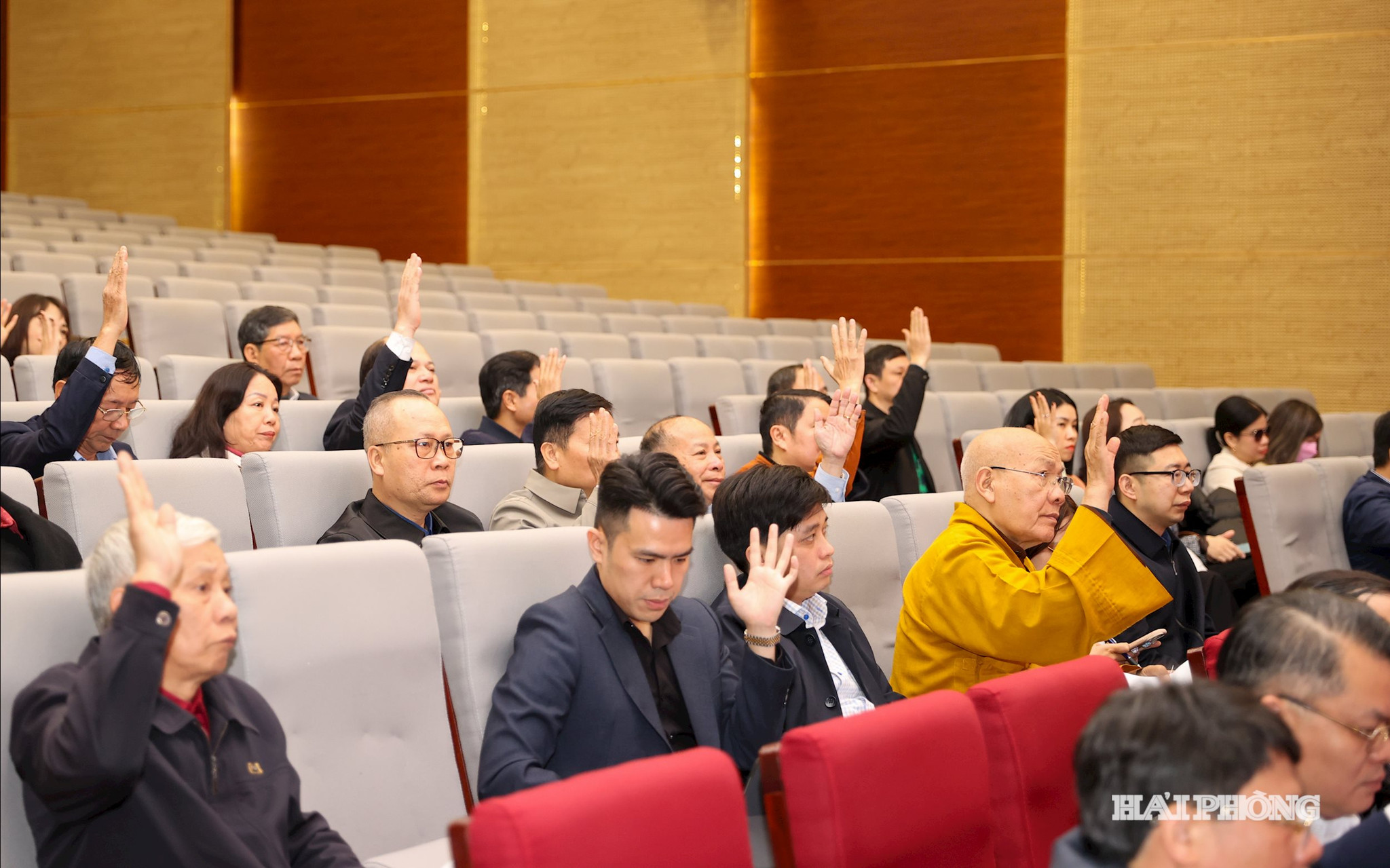 Các đại biểu biểu quyết thông qua danh sách người ứng cử đại biểu Quốc hội khóa XVI và đại biểu HĐND thành phố nhiệm kỳ 2026 - 2031