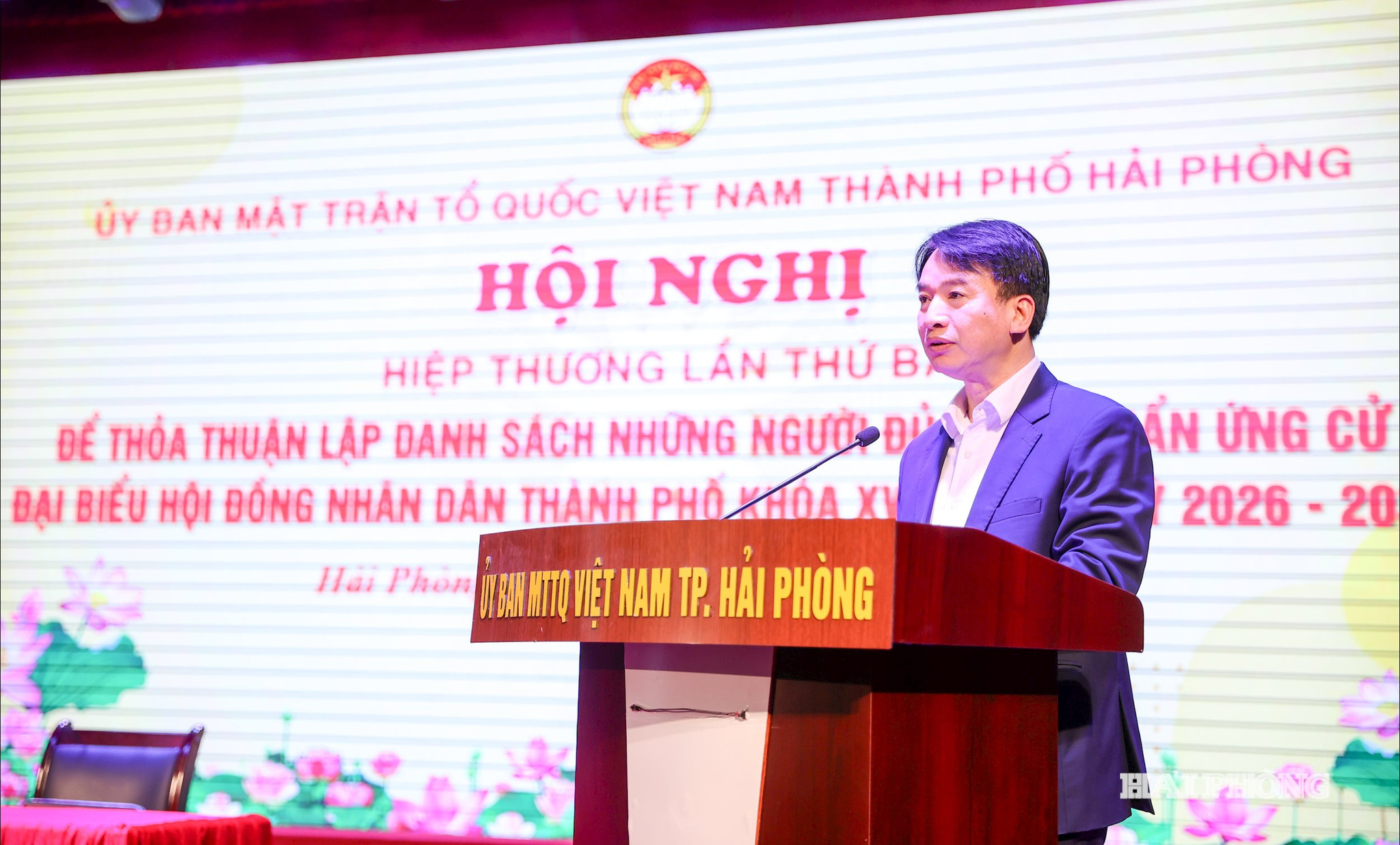 Đồng chí Nguyễn Đức Tuấn, Ủy viên Ban Thường vụ Thành ủy, Phó Chủ tịch Thường trực Ủy ban MTTQ Việt Nam thành phố trình bày báo cáo kết quả lấy ý kiến nhận xét và tín nhiệm của cử tri nơi cư trú đối với người ứng cử đại biểu Quốc hội khóa XVI và đại biểu HĐND thành phố nhiệm kỳ 2026 - 2031.