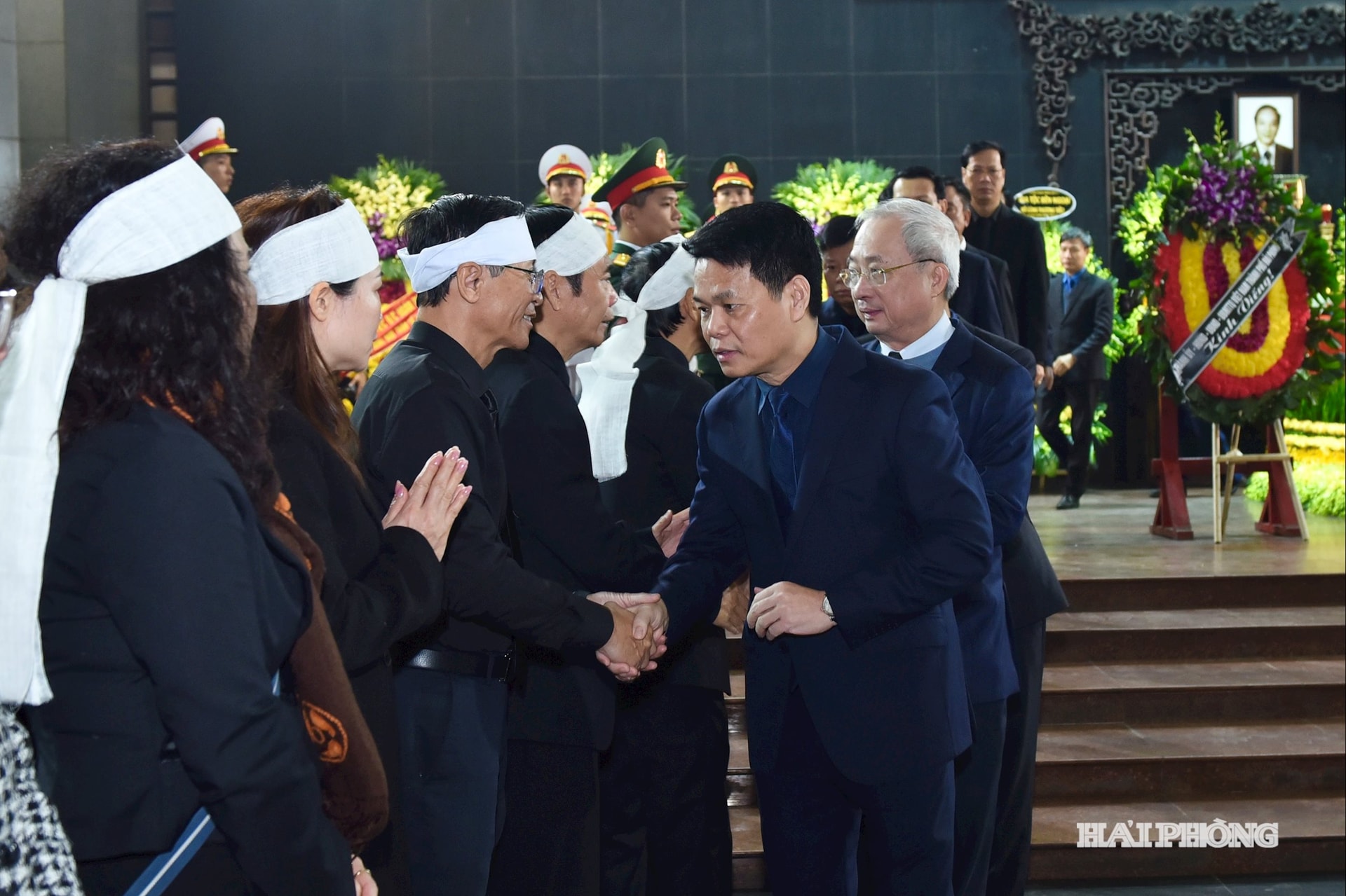 Đồng chí Lê Ngọc Châu, Uỷ viên Trung ương Đảng, Phó Bí thư Thành uỷ, Chủ tịch UBND thành phố chia buồn cùng gia quyến đồng chí Đoàn Duy Thành.