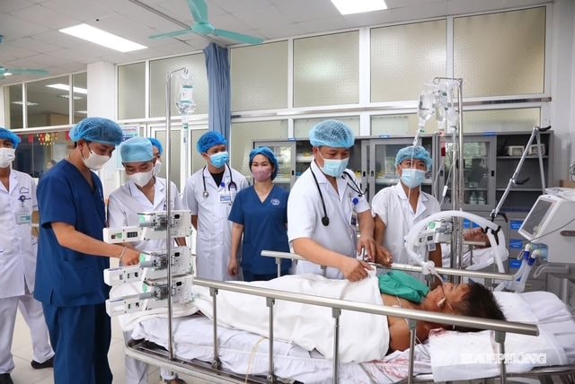 Y bác sĩ thăm khám, chăm sóc người bệnh tại Bệnh viện hữu nghị Việt Tiệp. Ảnh ĐỖ HIỀN