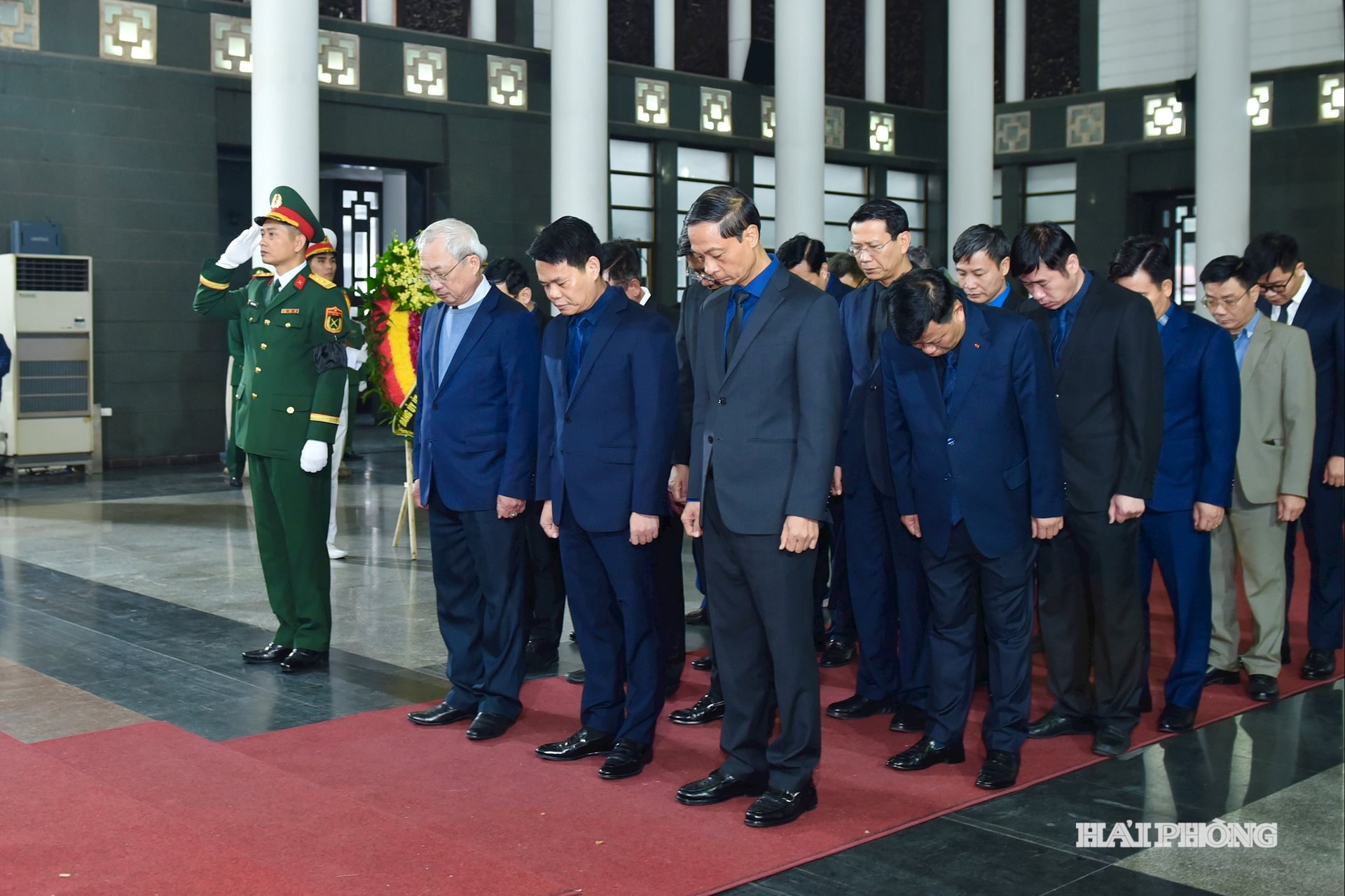 Đoàn đại biểu Thành phố Hải Phòng do đồng chí Lê Ngọc Châu, Uỷ viên Trung ương Đảng, Phó Bí thư Thành uỷ, Chủ tịch UBND thành phố làm trưởng đoàn viếng đồng chí Đoàn Duy Thành.