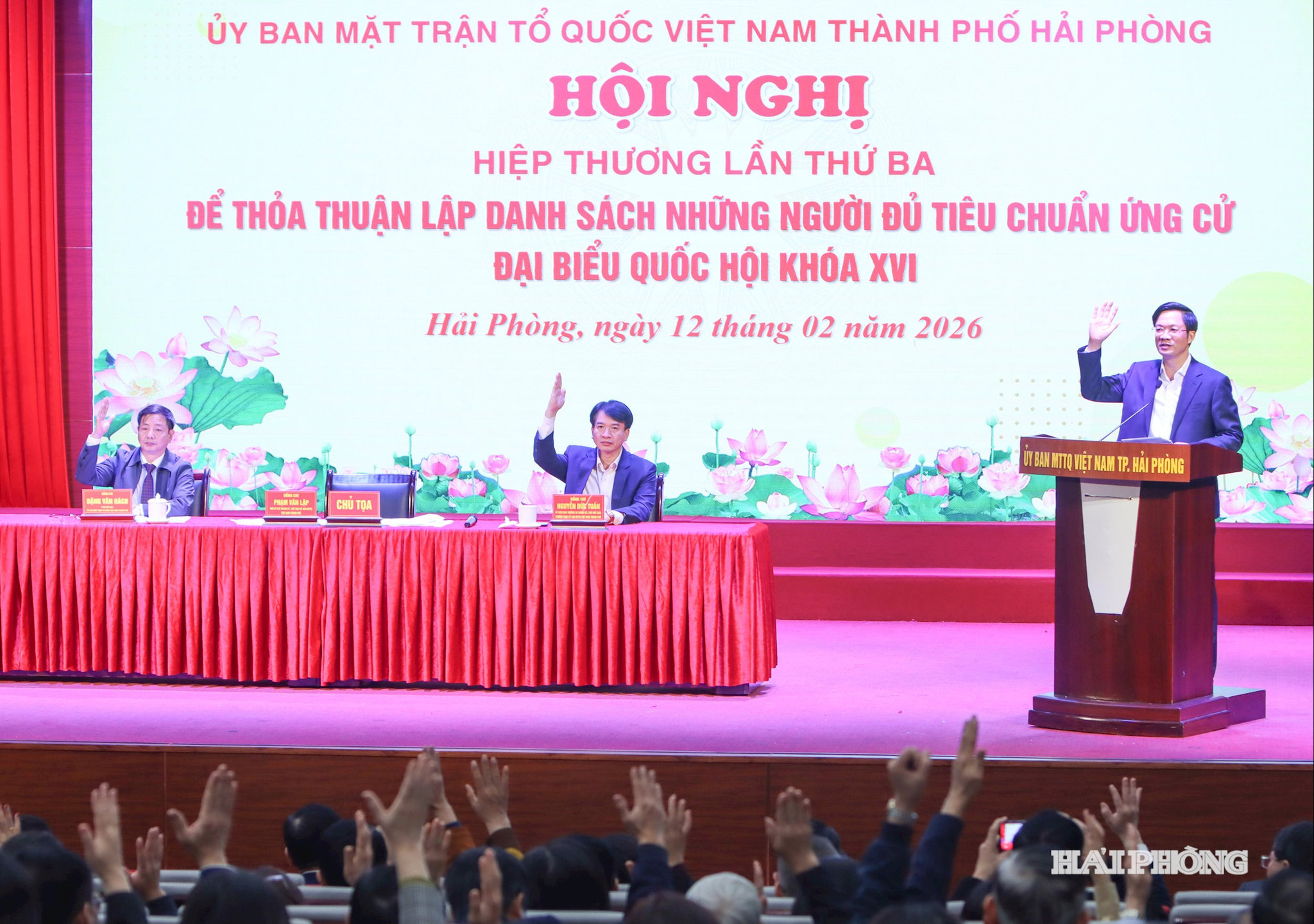 Các đại biểu biểu quyết thông qua danh sách người ứng cử đại biểu Quốc hội khóa XVI và đại biểu HĐND thành phố nhiệm kỳ 2026 - 2031