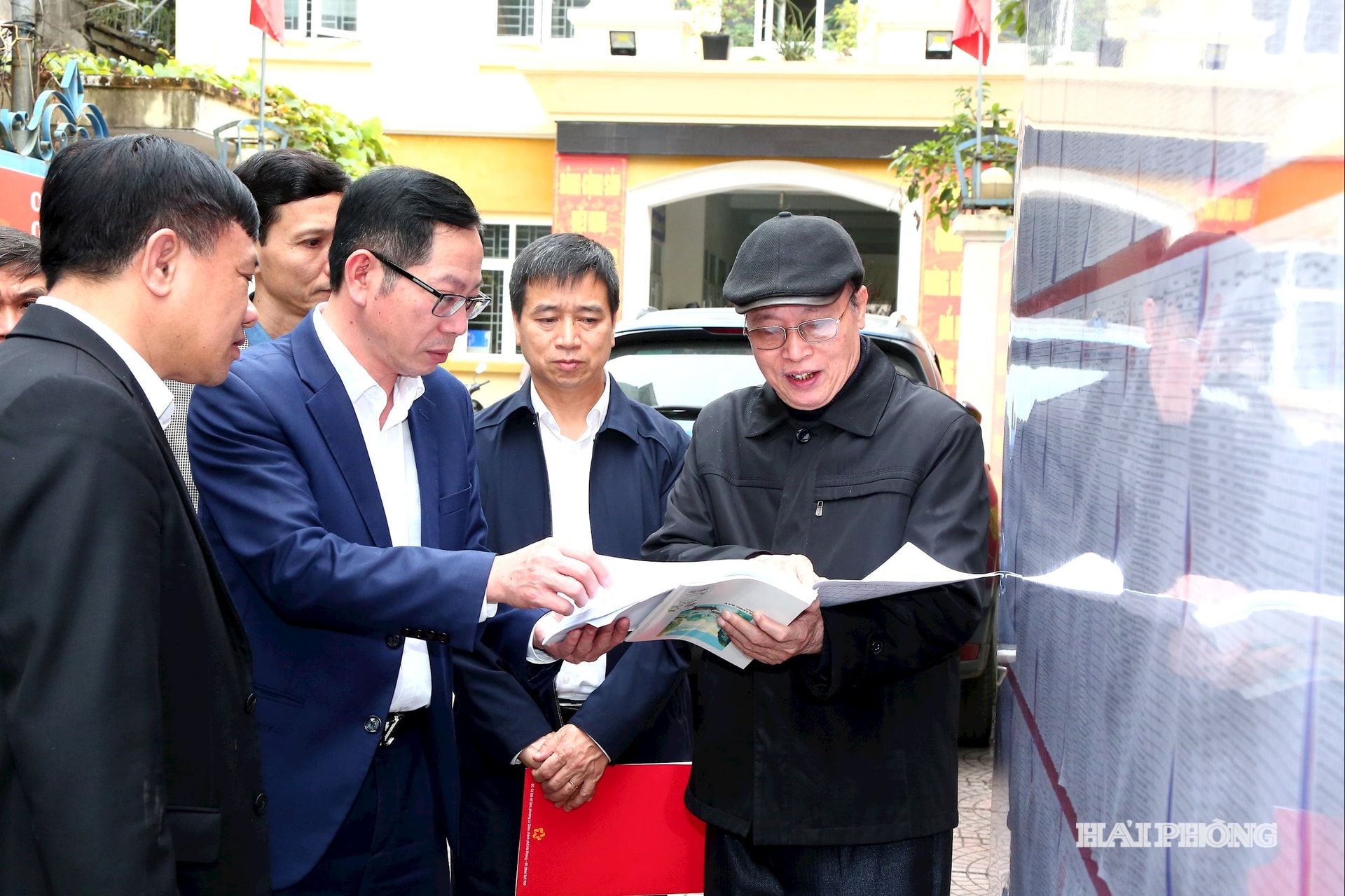 Đồng chí Vũ Tiến Phụng, Phó chủ tịch UBND thành phố kiểm tra công tác chuẩn bị bầu cử tại điểm bầu cử số 4 phường Lê Chân