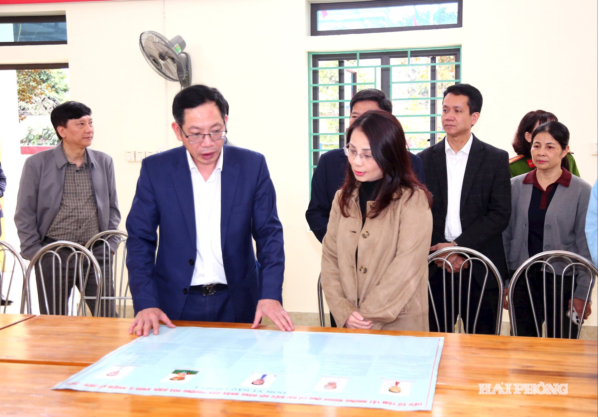 Đồng chí Vũ Tiến Phụng, Phó chủ tịch UBND thành phố kiểm tra công tác chuẩn bị bầu cử tại điểm bầu cử số 15 phường Hòa Bình