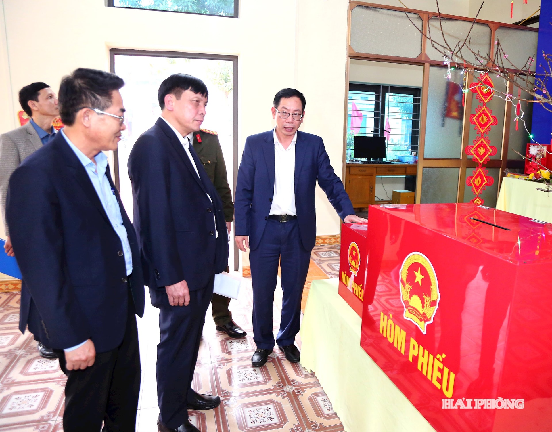 Đồng chí Vũ Tiến Phụng, Phó cChủ tịch UBND thành phố kiểm tra công tác chuẩn bị bầu cử tại điểm bầu cử số 22 phường Thủy Nguyên.