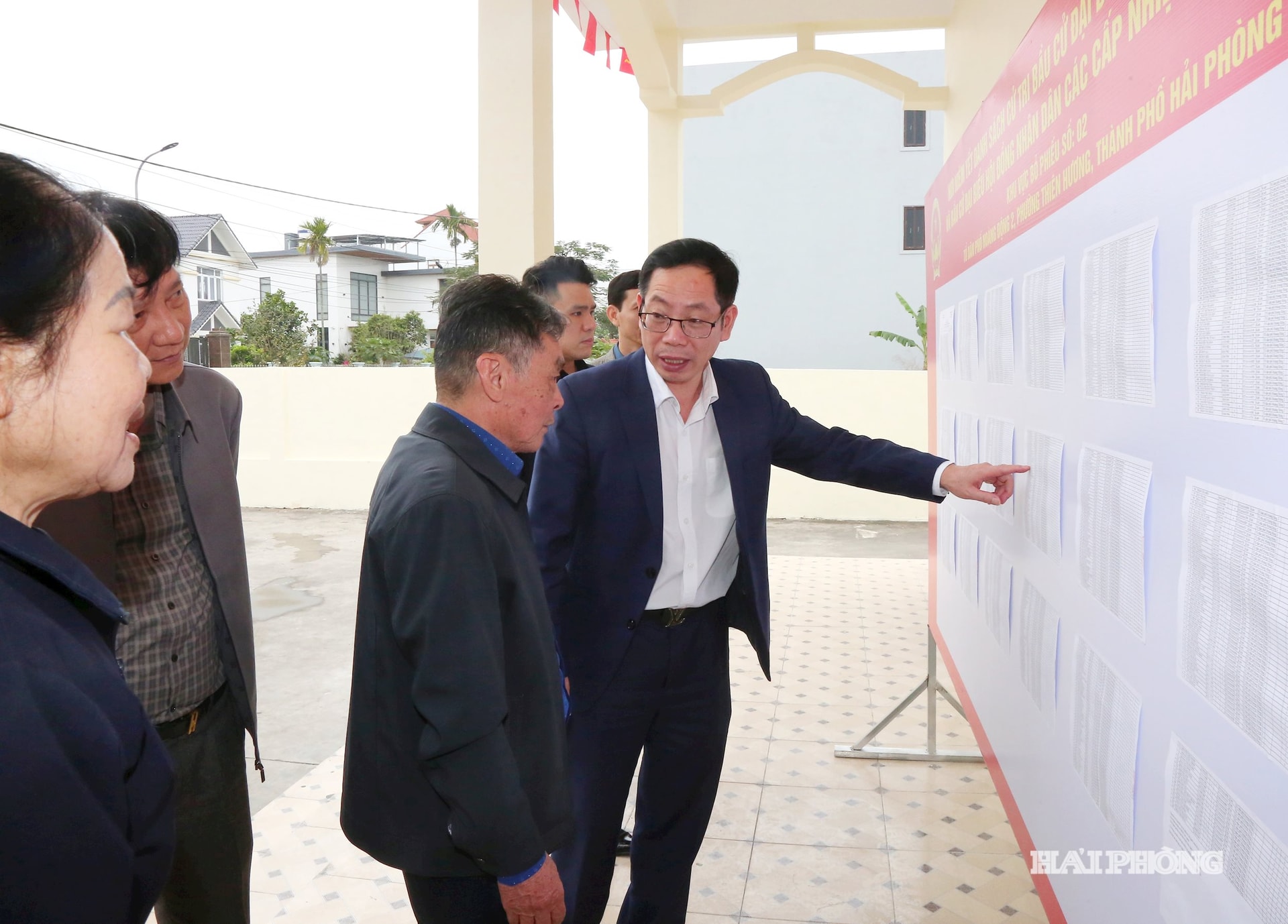 Đồng chí Vũ Tiến Phụng, Phó chủ tịch UBND thành phố kiểm tra công tác chuẩn bị bầu cử tại điểm bầu cử số 2 phường Thiên Hương