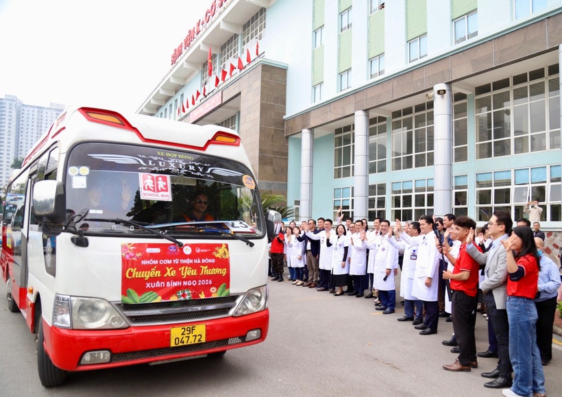 Sau Bữa cơm tất niên, trong buổi chiều người bệnh và gia đình được trở về quê đón Tết trên hành trình những Chuyến xe yêu thương miễn phí. (Ảnh: PV/Vietnam+)