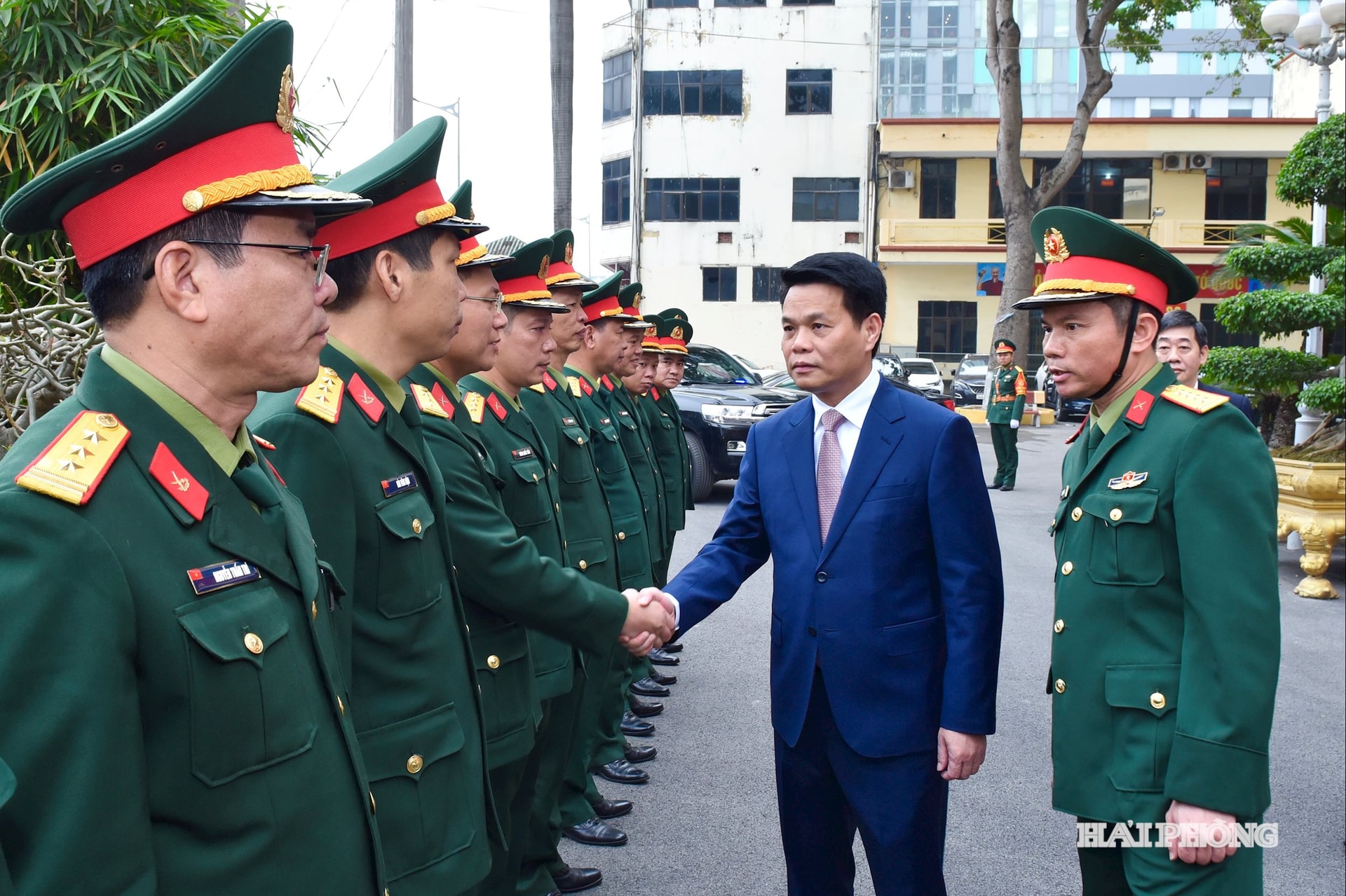 Đồng chí Lê Ngọc Châu, Uỷ viên Trung ương Đảng, Phó Bí thư Thành ủy, Chủ tịch UBND thành phố thăm, chúc Tết cán bộ, chiến sĩ Bộ CHQS thành phố.