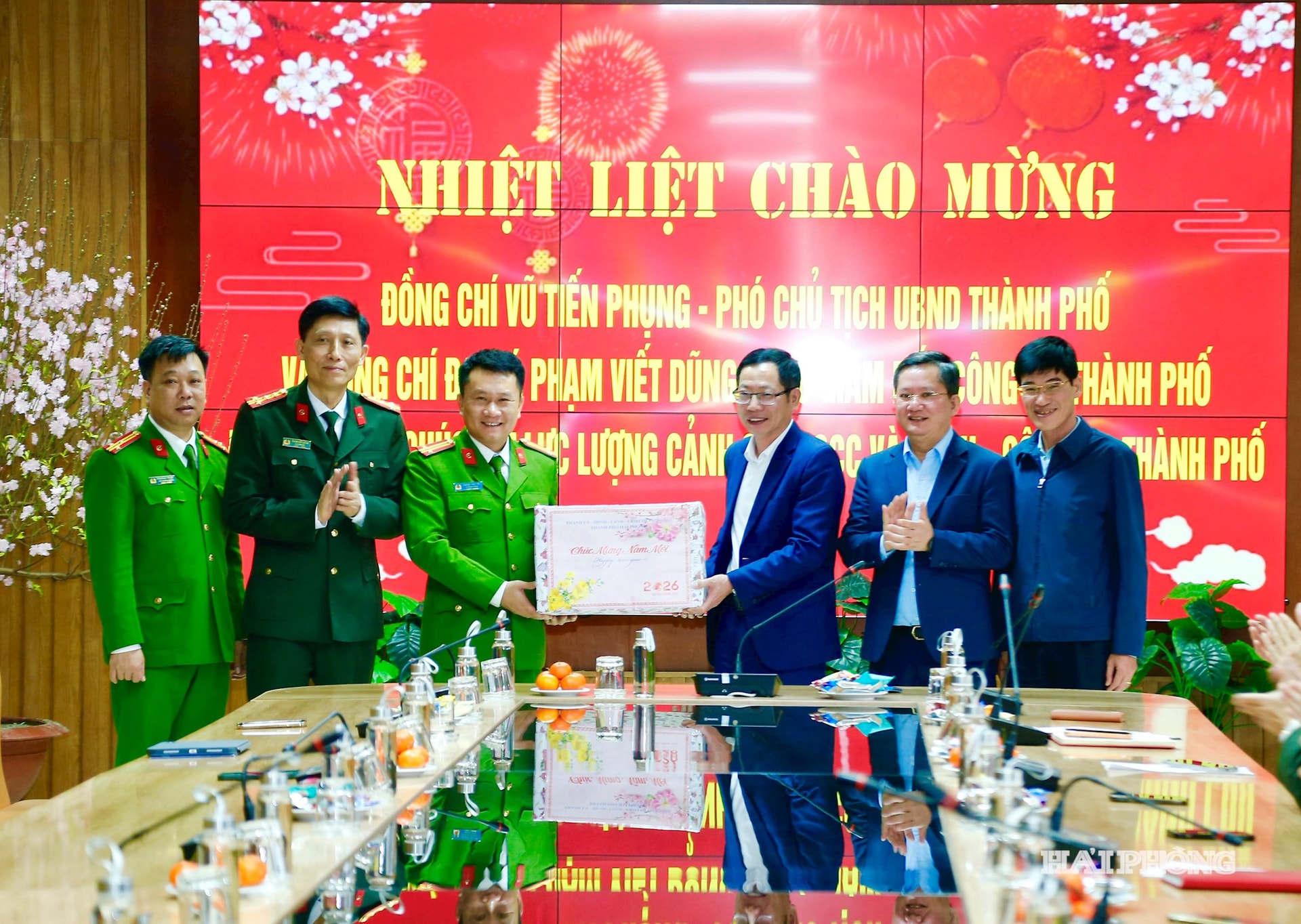 Đồng chí Vũ Tiến Phụng, Phó chủ tịch UBND thành phố thăm và tặng quà chúc Tết cán bộ, chiến sĩ Phòng cảnh sát phòng cháy, chữa cháy và cứu hộ, cứu nạn thành phố (Công an thành phố).