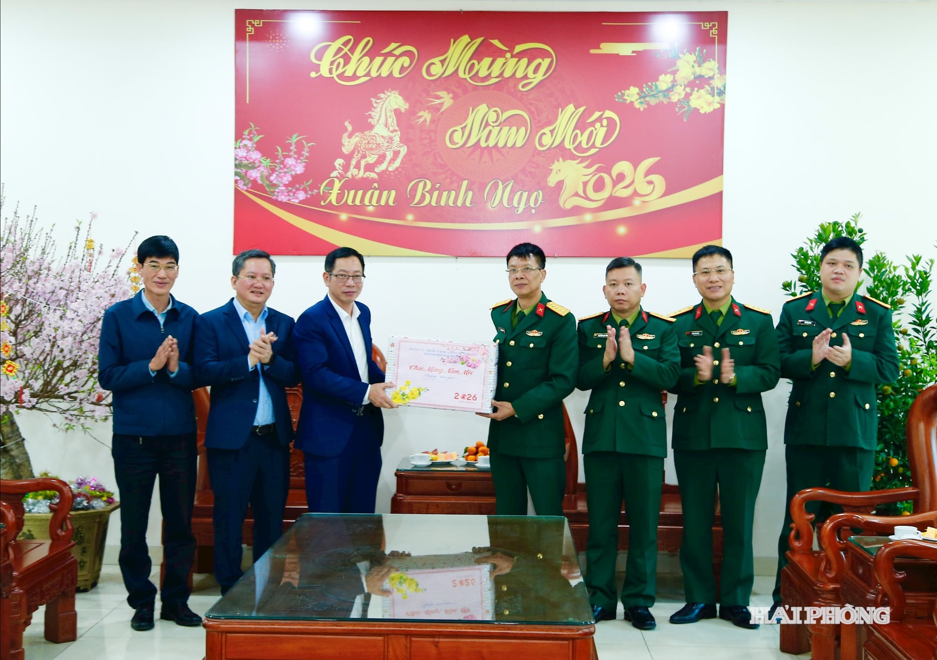 Đồng chí Vũ Tiến Phụng, Phó chủ tịch UBND thành phố thăm và tặng quà chúc Tết cán bộ, chiến sĩ Đoàn 4 Cục bảo vê an ninh quân đội.