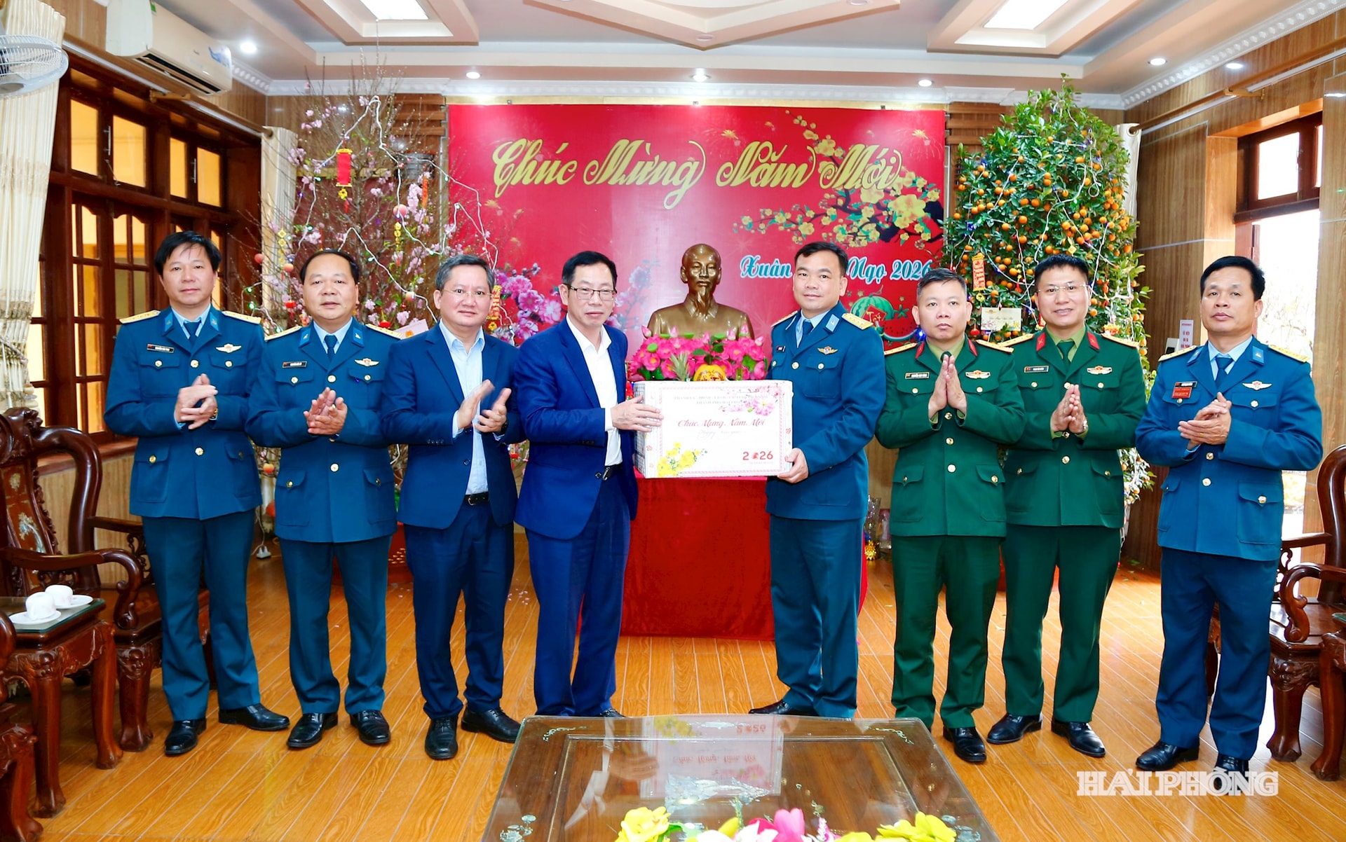 Đồng chí Vũ Tiến Phụng, Phó chủ tịch UBND thành phố thăm và tặng quà chúc Tết cán bộ, chiến sĩ Sư đoàn Phòng không 363.