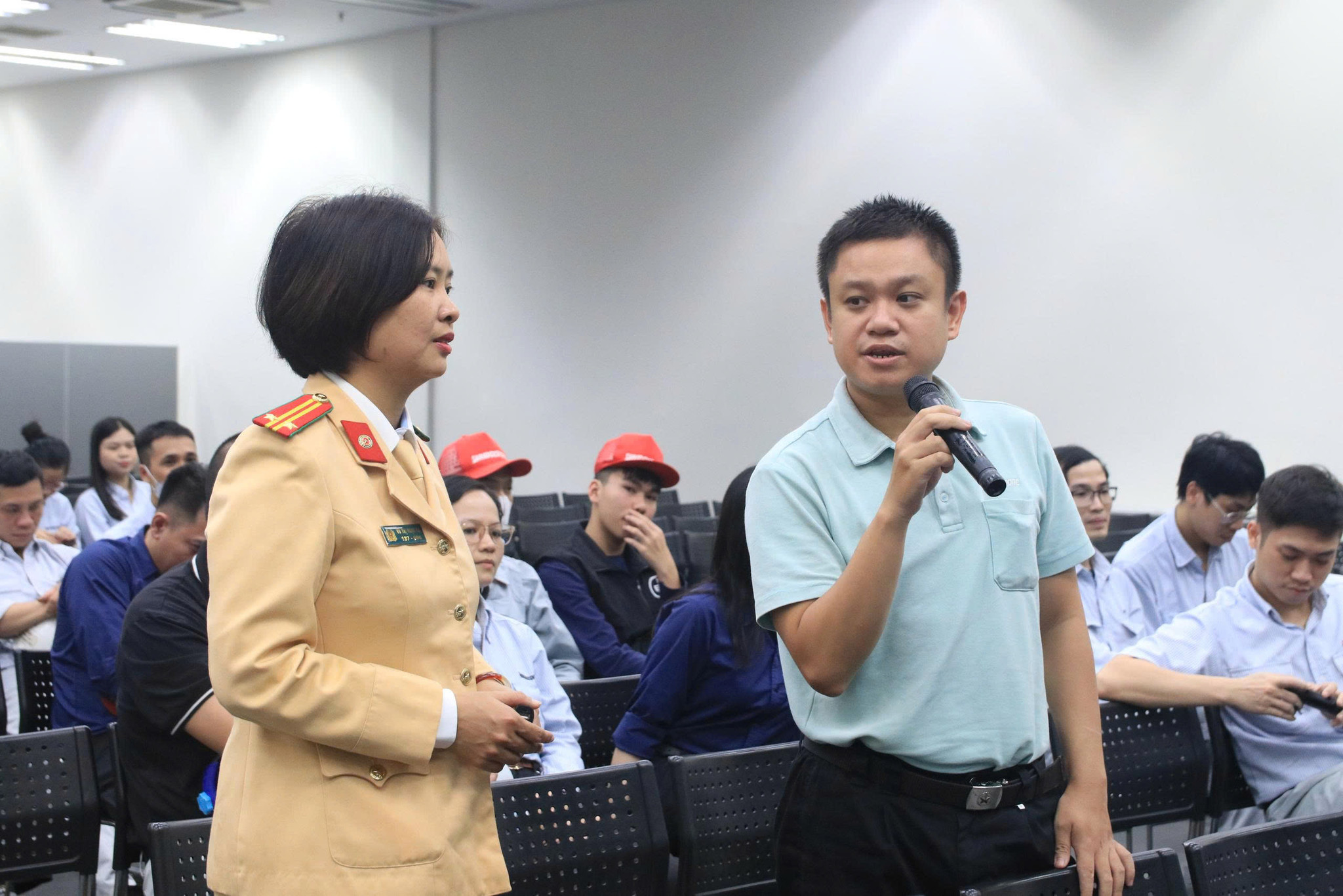 Cán bộ Phòng CSGT Công an thành phố tuyên truyền các quy định mới để tham gia giao thông an toàn đến người dân.