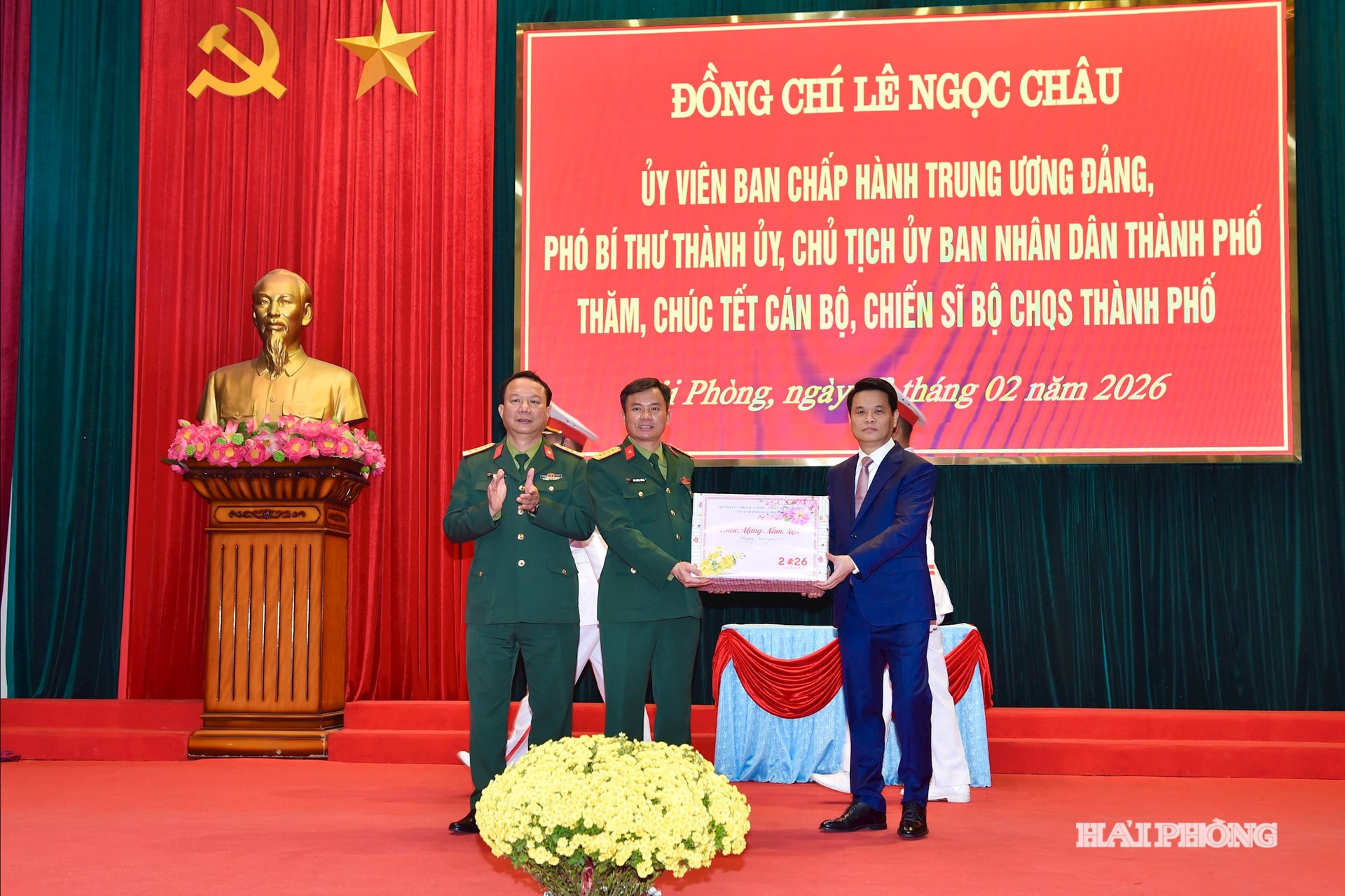 Đồng chí Lê Ngọc Châu, Uỷ viên Trung ương Đảng, Phó Bí thư Thành ủy, Chủ tịch UBND thành phố tặng quà cán bộ, chiến sĩ Bộ CHQS thành phố.