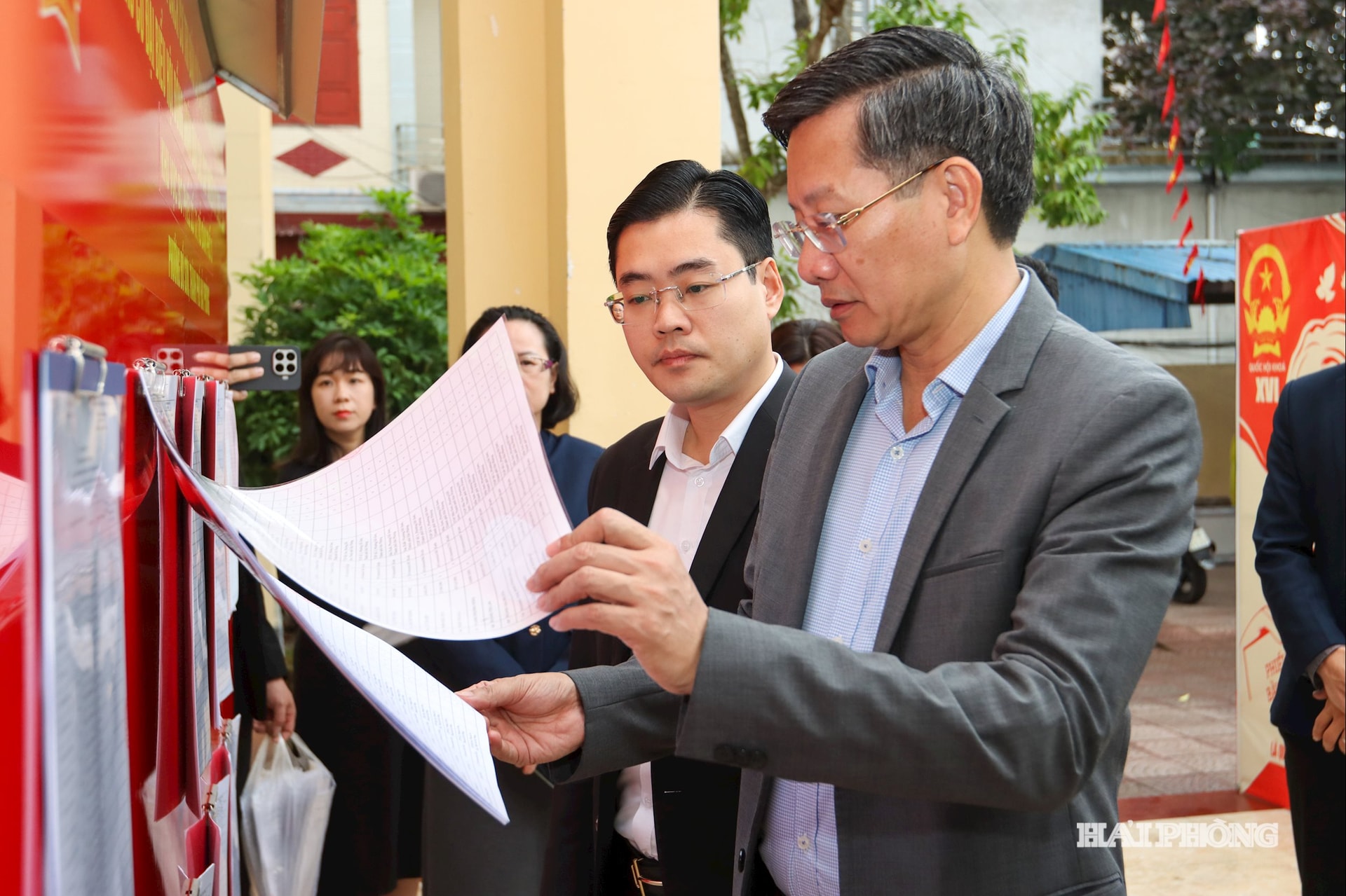 Đồng chí Lê Anh Quân, Ủy viên Ban Thường vụ Thành ủy, Phó Chủ tịch Thường trực UBND thành phố kiểm tra danh sách niêm yết cử tri tại phường Đồ Sơn