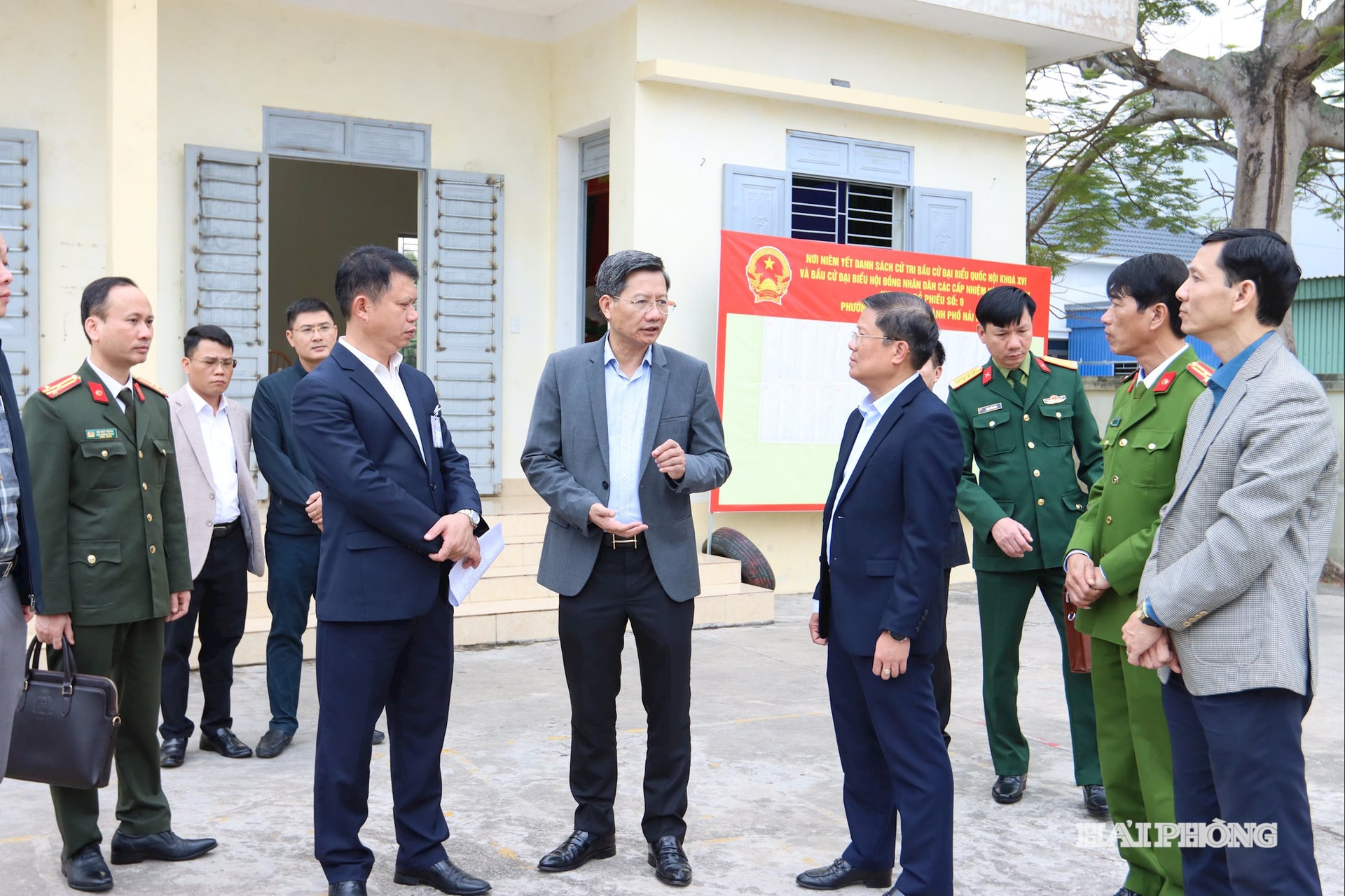 Đồng chí Lê Anh Quân, Ủy viên Ban Thường vụ Thành ủy, Phó Chủ tịch Thường trực UBND thành phố kiểm tra công tác chuẩn bị bầu cử tại phường Nam Đồ Sơn