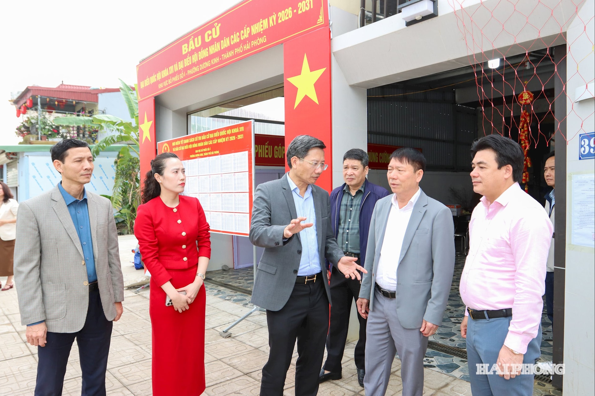 Đồng chí Lê Anh Quân, Ủy viên Ban Thường vụ Thành ủy, Phó Chủ tịch Thường trực UBND thành phố kiểm tra công tác chuẩn bị bầu cử tại phường Dương Kinh