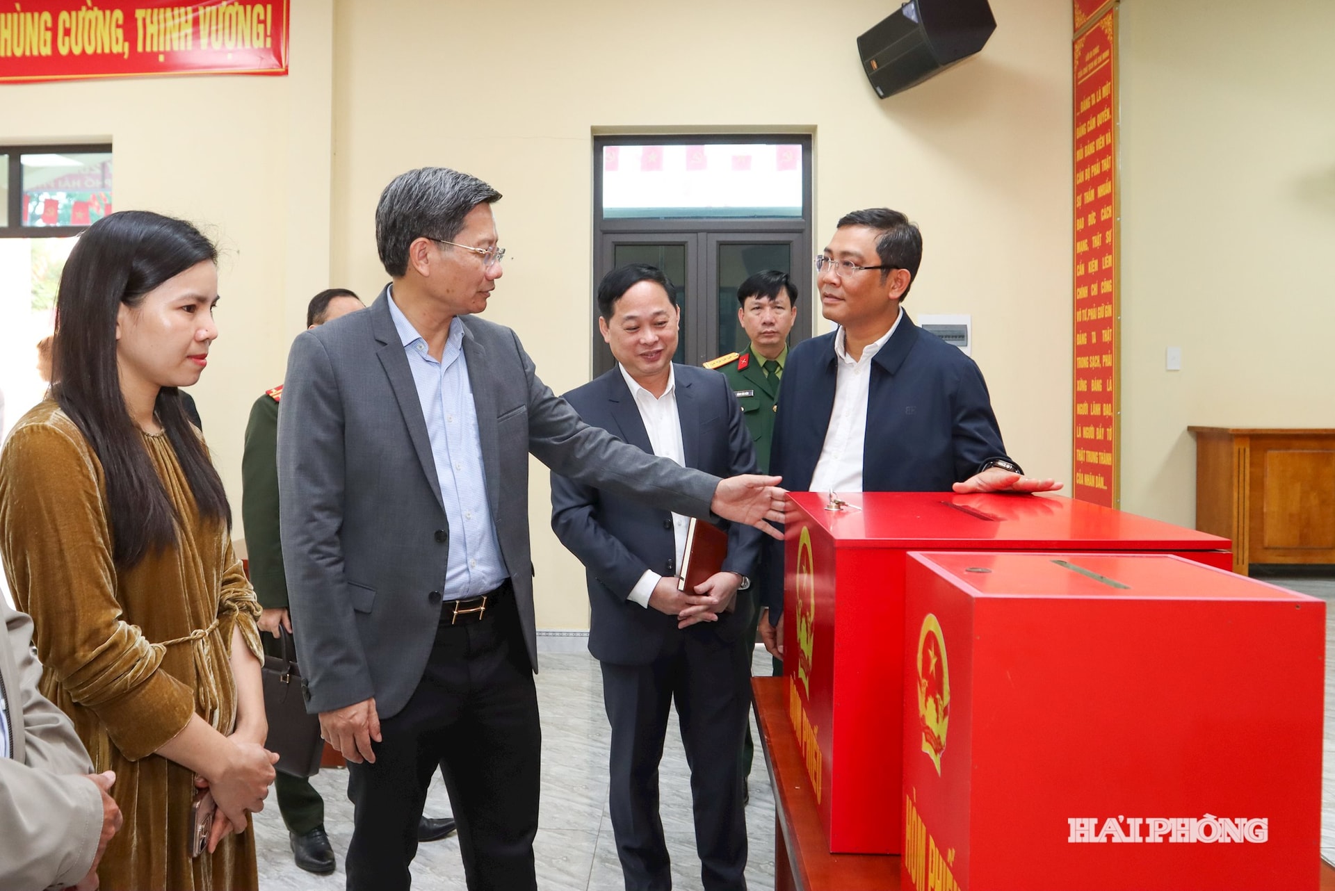 Đồng chí Lê Anh Quân, Ủy viên Ban Thường vụ Thành ủy, Phó Chủ tịch Thường trực UBND thành phố kiểm tra hòm phiếu tại điểm bầu cử phường Hưng Đạo