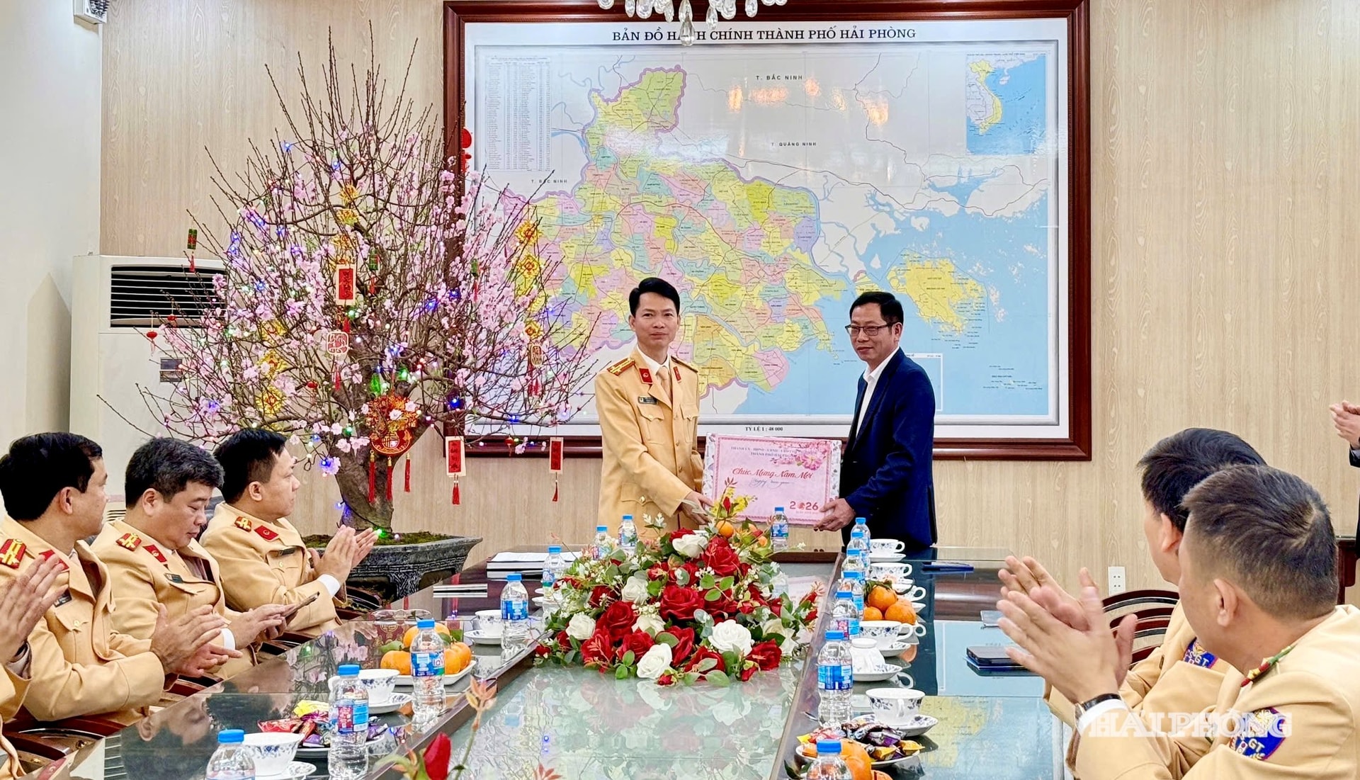 Đồng chí Vũ Tiến Phụng, Phó chủ tịch UBND thành phố thăm và tặng quà chúc Tết cán bộ, chiến sĩ Phòng cảnh sát giao thông (Công an thành phố).