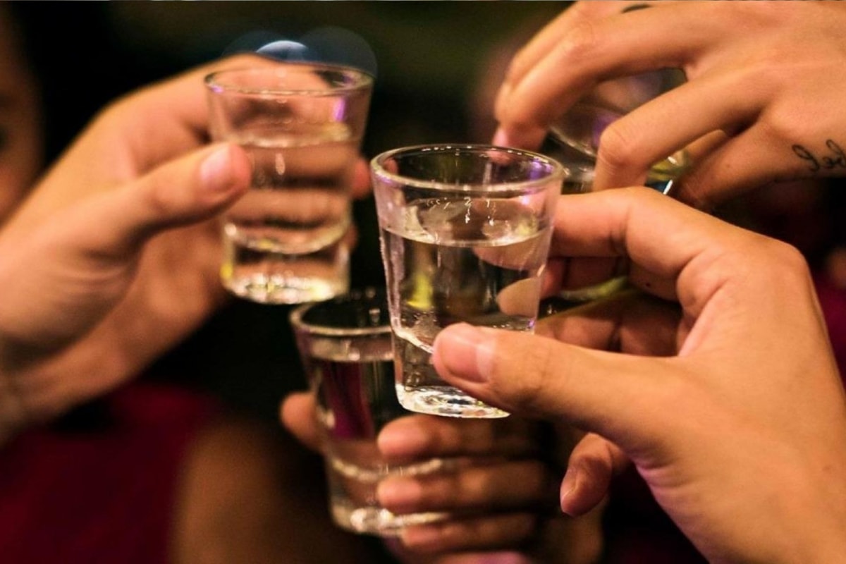 4 dieu can nho khi uong ruou bia ngay tet de bot hai gan, tranh dot quy hinh anh 1