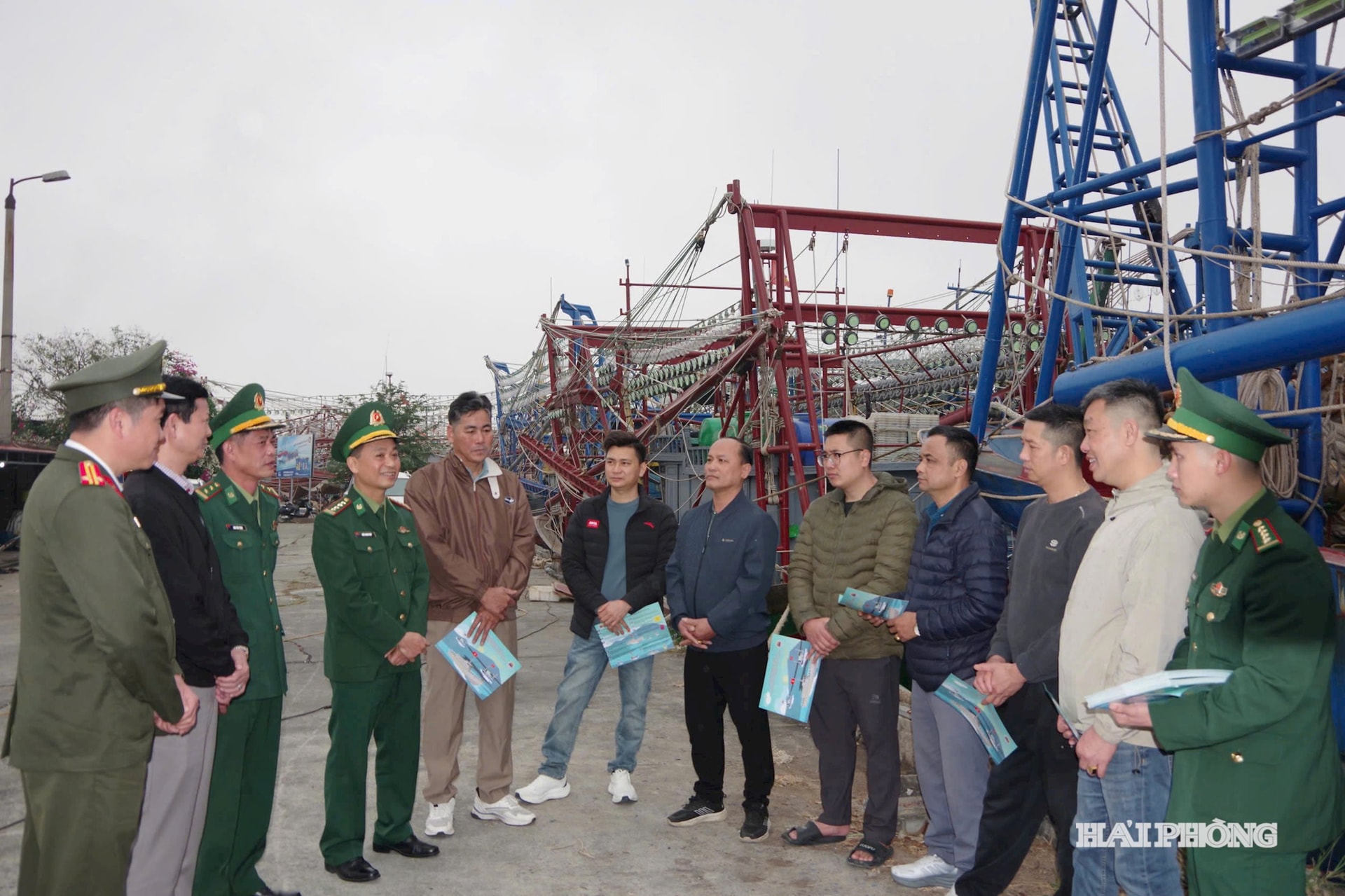 Đoàn công tác động viên, tuyên truyền cho các chủ phương tiện tham gia bảo vệ chủ quyền