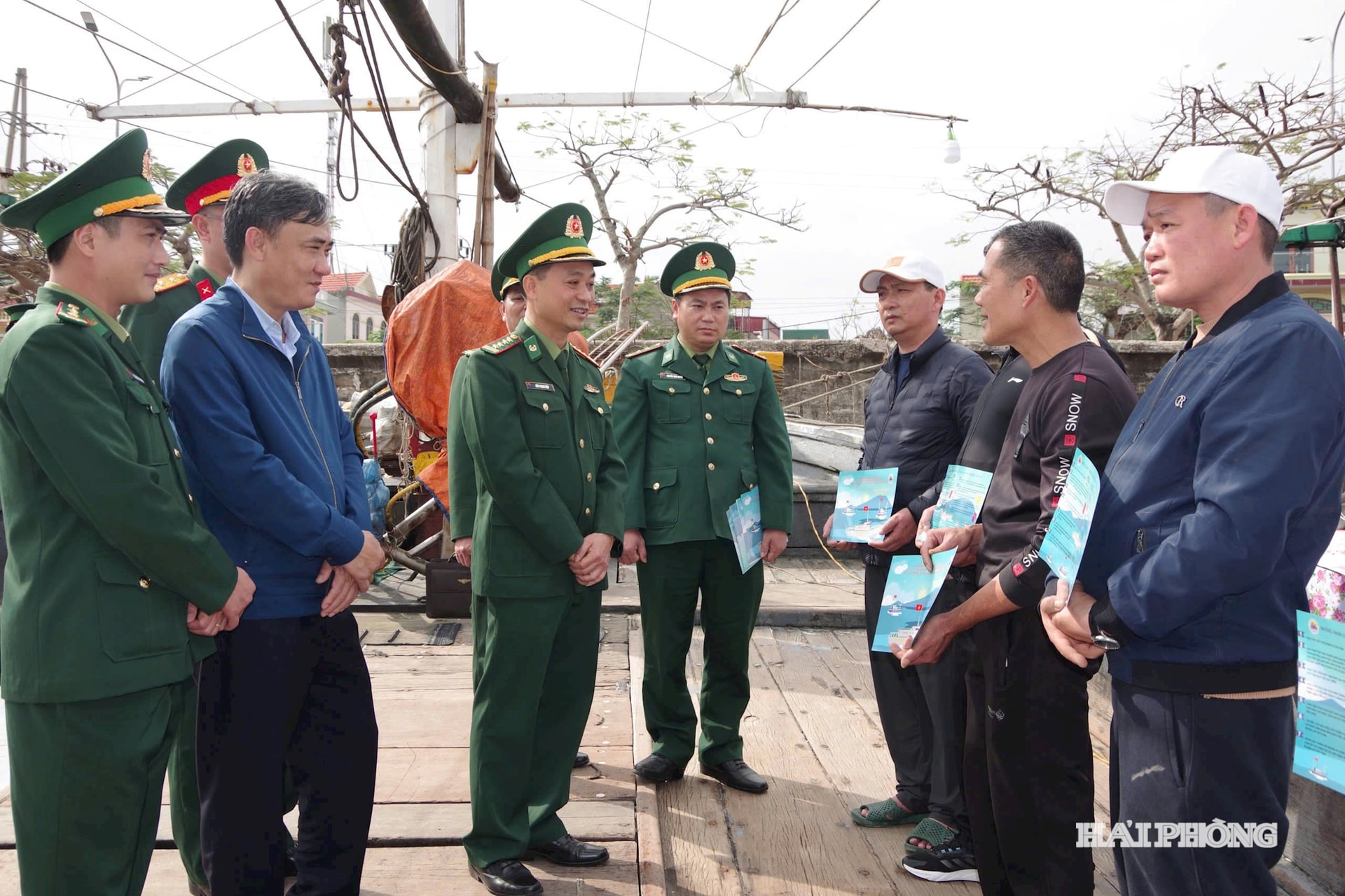 Đoàn công tác thăm hỏi, động viên chủ phương tiện tham gia bảo vệ chủ quyền