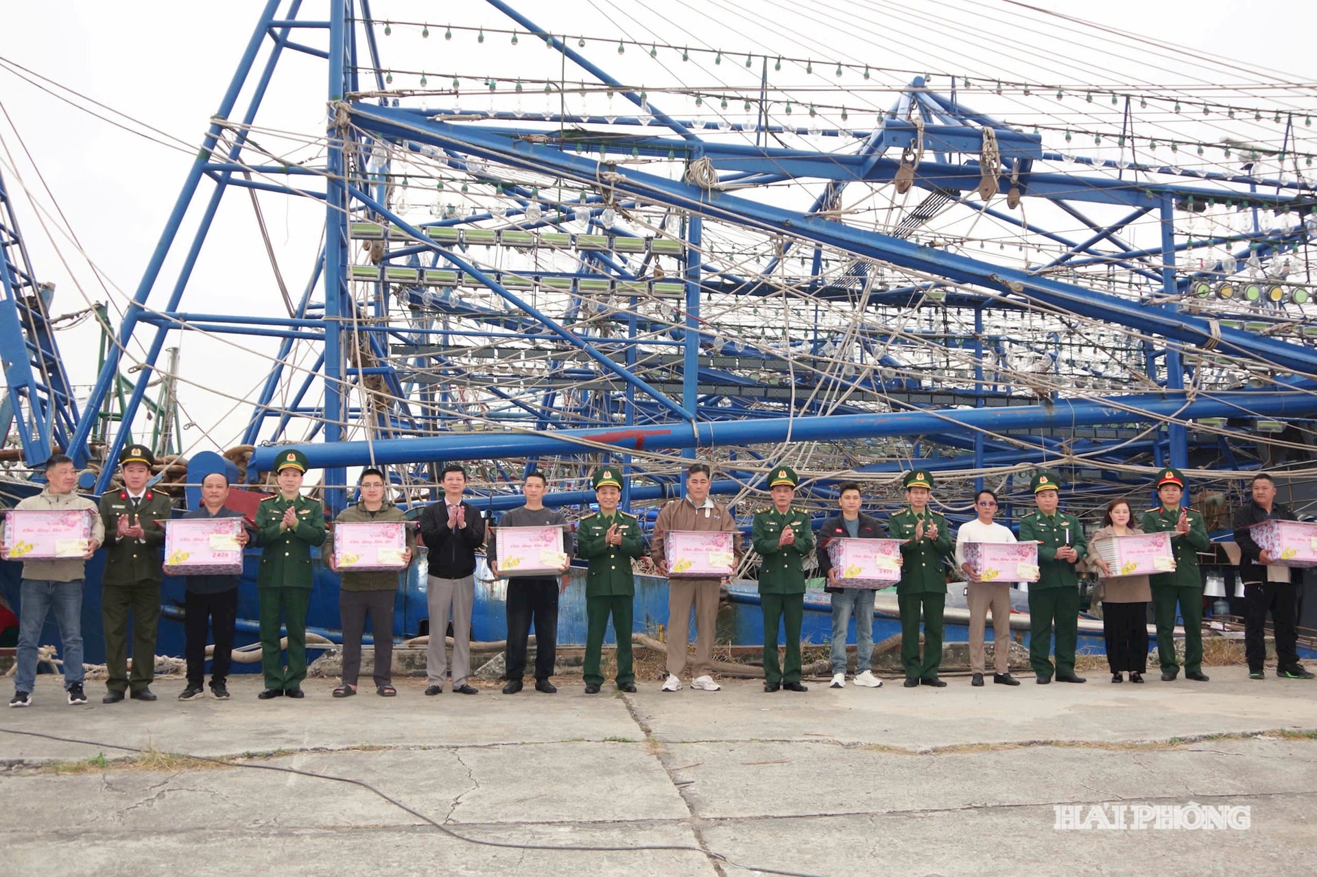 Đoàn công tác trao quà tặng các chủ phương tiện tham gia bảo vệ chủ quyền