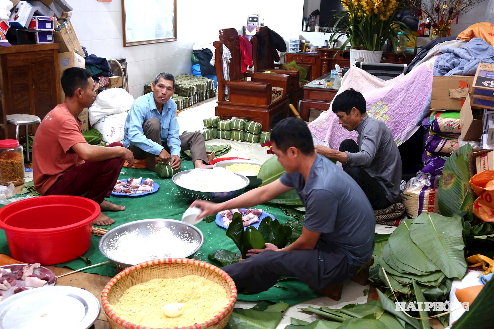 با توجه به تقاضای بالای مصرف‌کنندگان برای بان چونگ (کیک برنجی سنتی ویتنامی)، حتی در بیست و هفتمین روز سال نو قمری، خانم هونگ (که یک غرفه برنج چسبناک و سوپ شیرین در خیابان لی تونگ کیئت دارد) هنوز بیش از ۲۰۰ کیک دیگر برای سرو به مردم درست می‌کند.