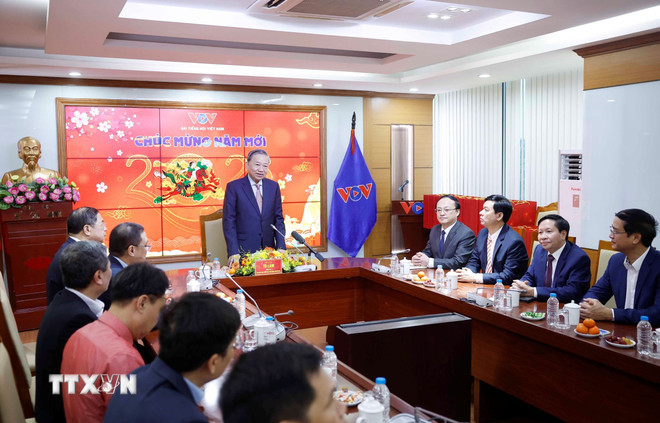 Tổng Bí thư Tô Lâm tới thăm, chúc tết cán bộ, phóng viên, biên tập viên, kỹ thuật viên và người lao động Đài Tiếng nói Việt Nam. (Ảnh: Thống Nhất/TTXVN) ttxvn-tong-bi-thu-to-lam-chuc-tet-can-bo-phong-vien-dai-tieng-noi-viet-nam-14-1.jpg