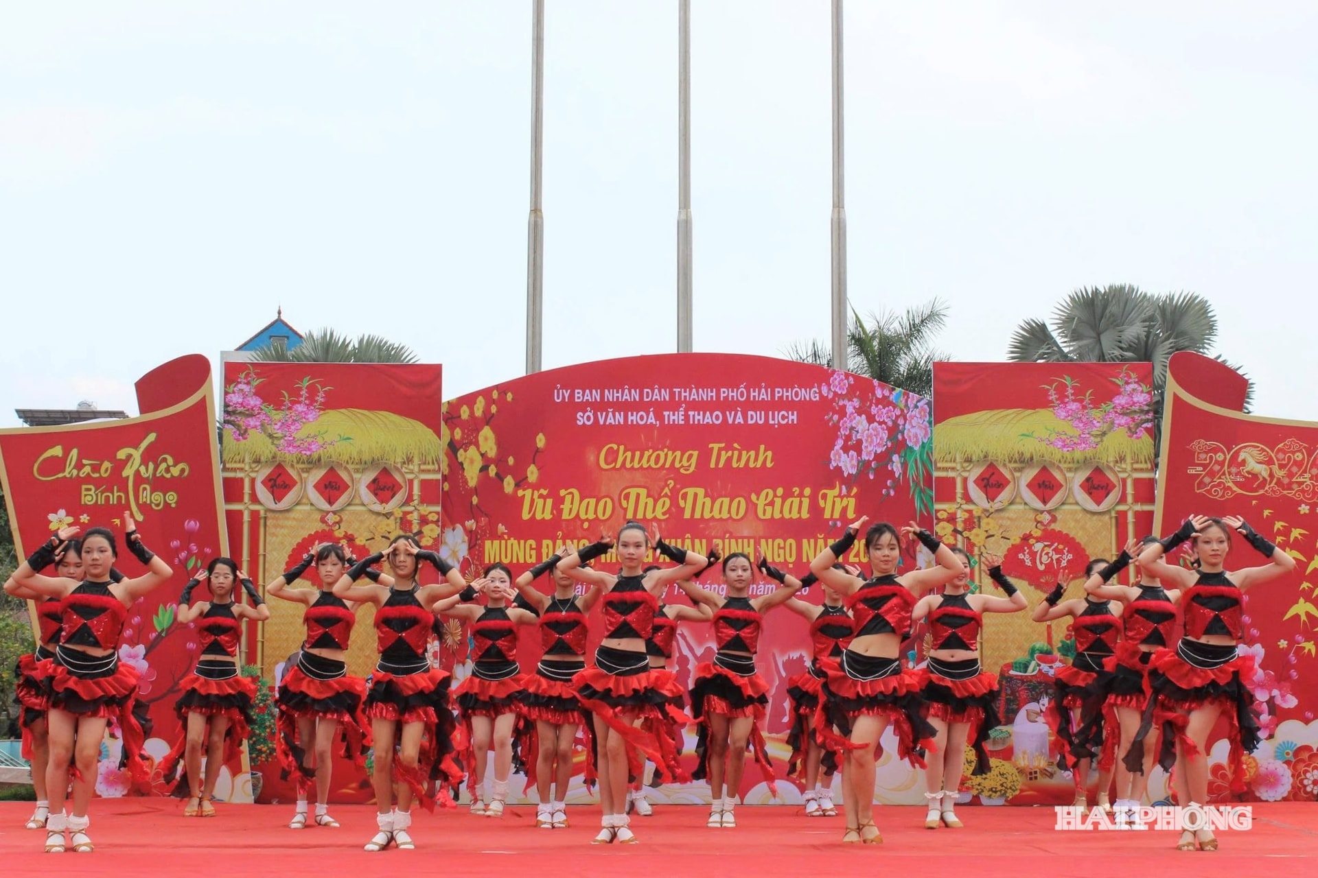 أضفى الرقص المفعم بالحيوية جواً نابضاً بالحياة في ساحة ثونغ نهات.