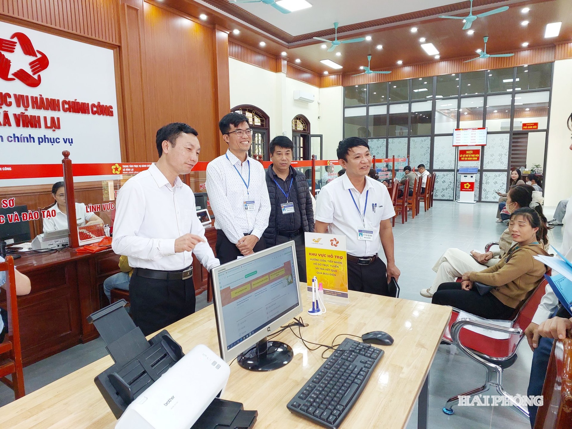 Trung tâm Phục vụ hành chính công xã Vĩnh Lại được đầu tư đồng bộ về cơ sở vật chất, công nghệ, bố trí cán bộ chuyên trách, thực hiện nghiêm cơ chế “một cửa”.