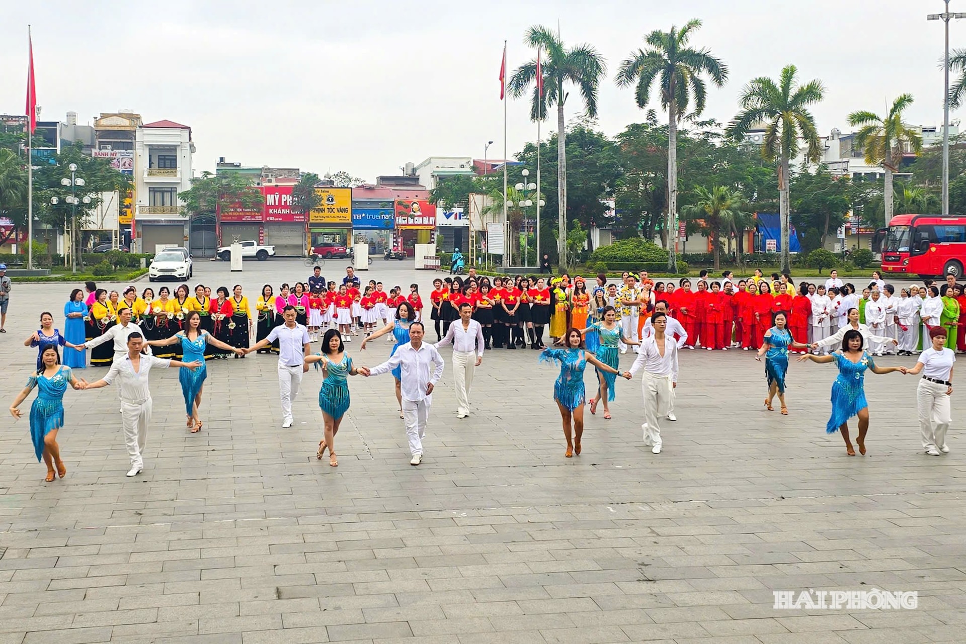 تقديم عروض راقصة في قصر الصداقة العمالية الفيتنامي التشيكي الثقافي.
