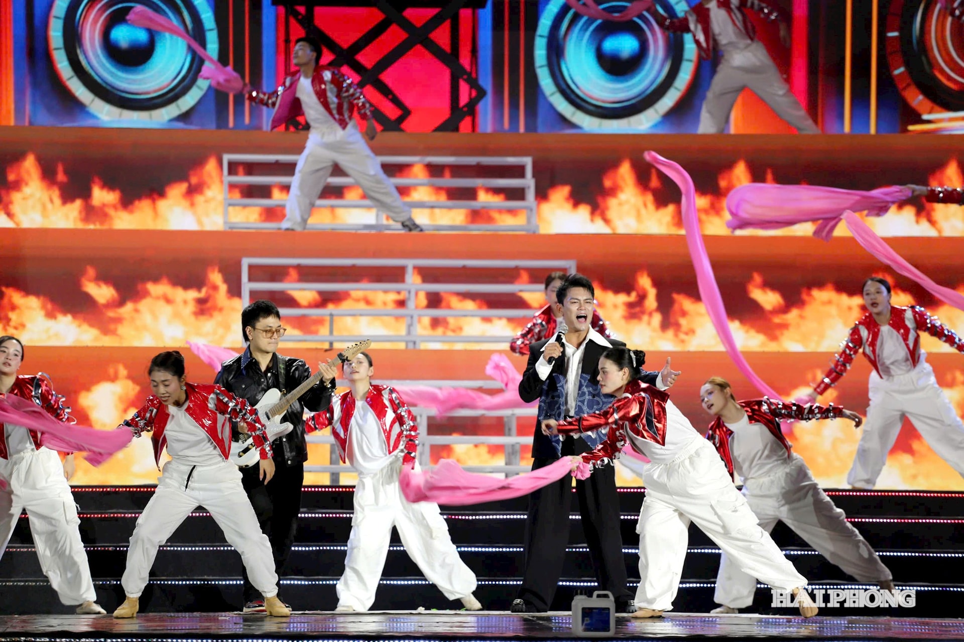 Chapter IIでは生バンドによるエネルギッシュな演奏でステージが大盛り上がり。