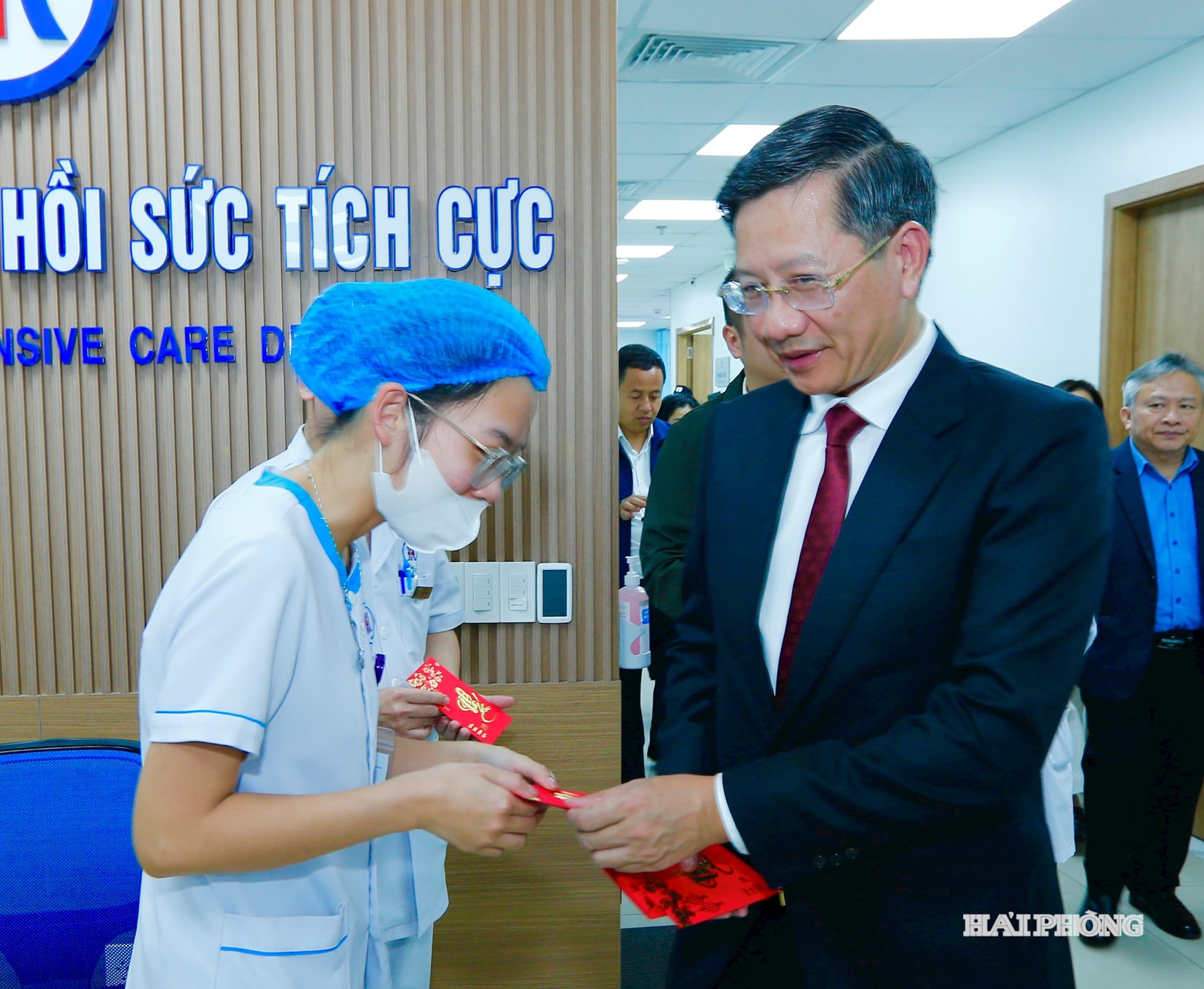 Đồng chí Lê Anh Quân, Uỷ viên bà Thường vụ Thành ủy, Phó chủ tịch Thường trực UBND thành phố lì xì chúc Tết cán bộ, y, bác sĩ Bệnh viện quốc tế Hải Phòng trực Tết.
