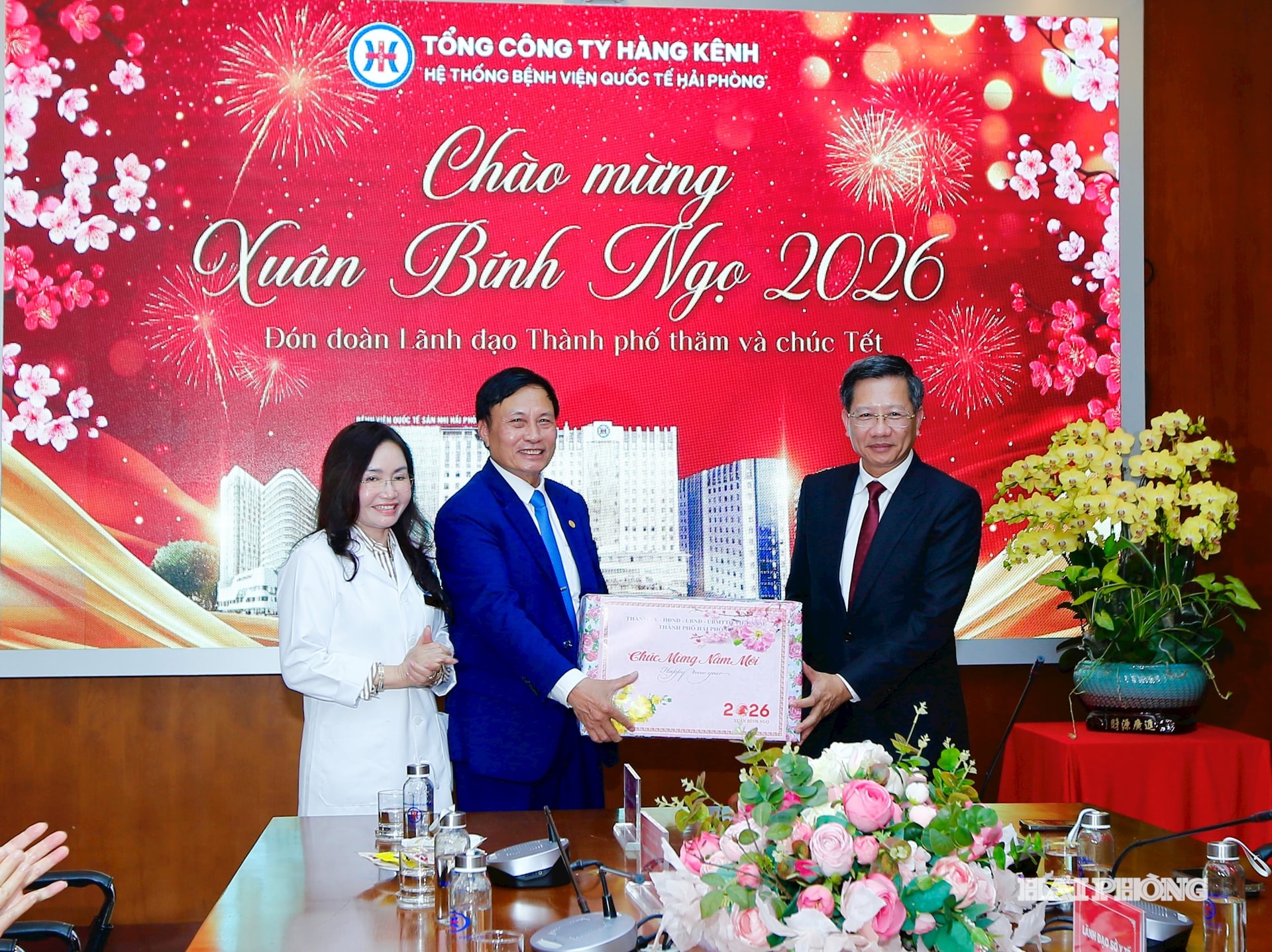 市党委員会常任委員、市人民委員会常任副委員長のレー・アン・クアン同志が、旧正月期間中勤務していたハイフォン国際病院の職員、医師、看護師に贈り物を贈呈した。