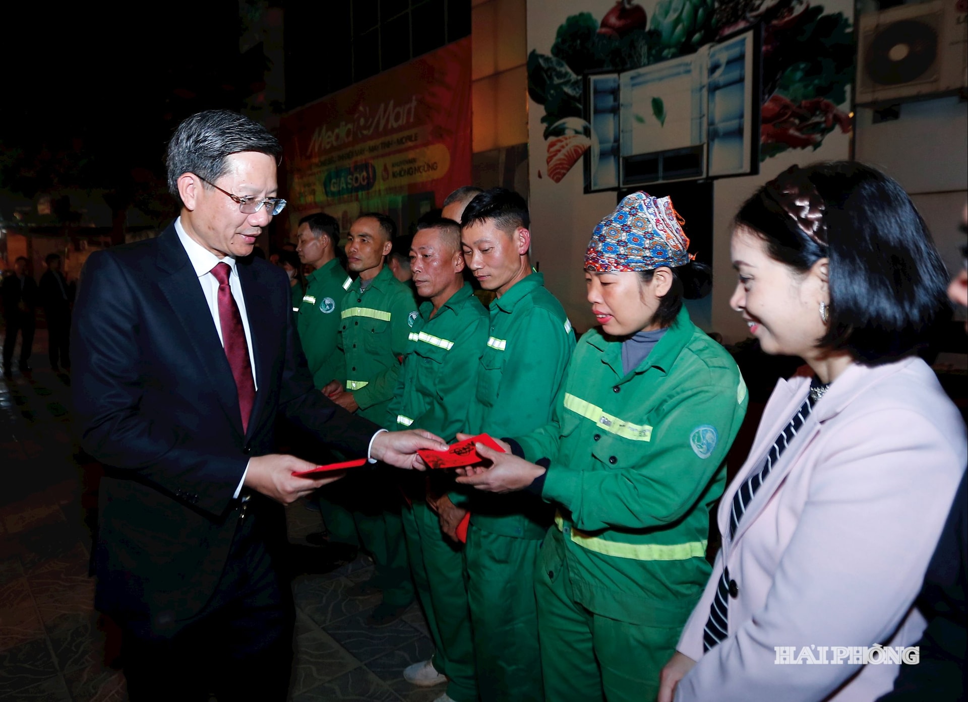 市党委員会常任委員、市人民委員会常任副委員長のレー・アン・クアン同志が、ハイフォン都市環境株式会社の役員および労働者に旧正月のお祝い金を贈呈した。