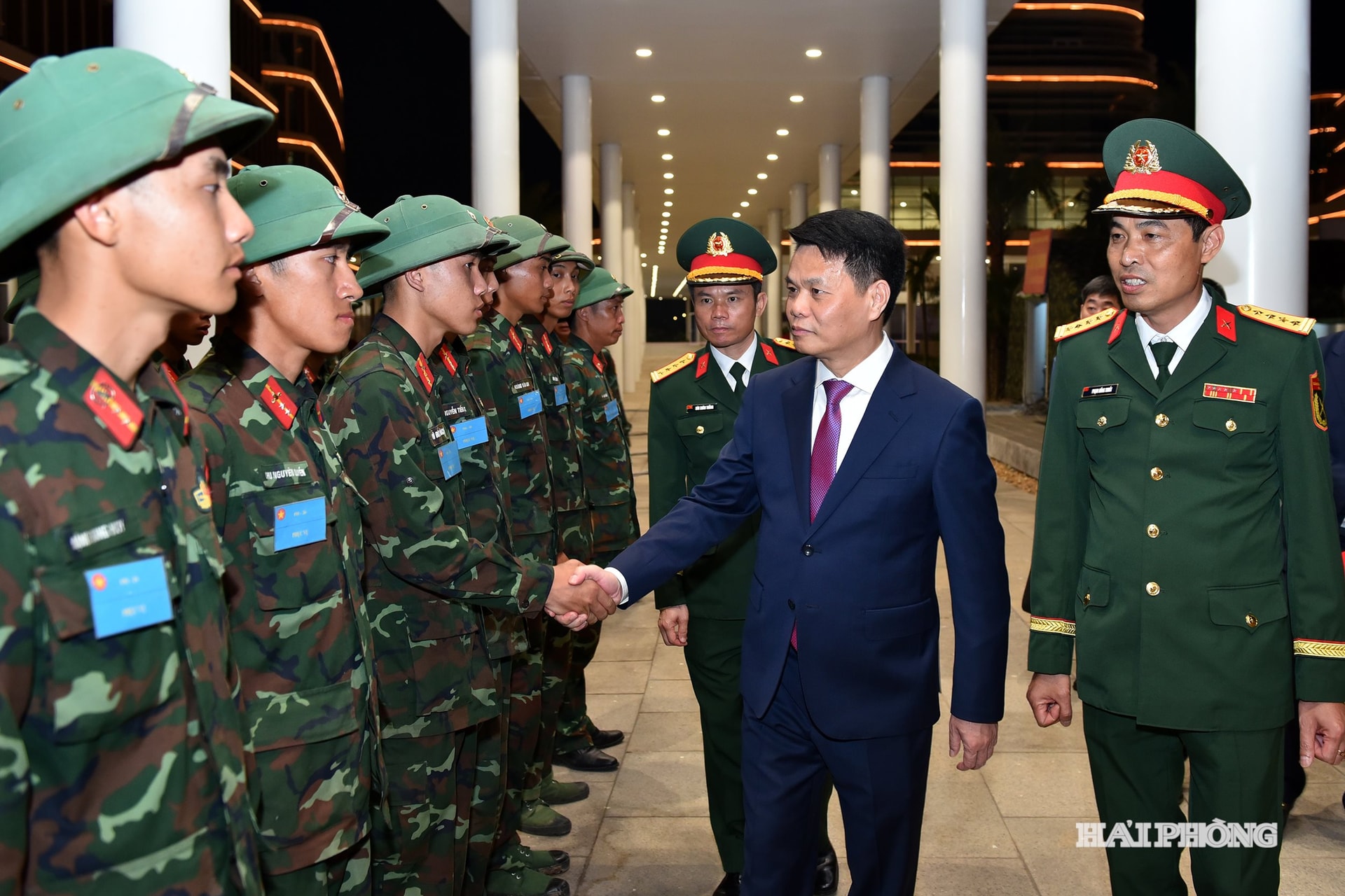 El camarada Le Ngoc Chau, miembro del Comité Central del Partido, subsecretario del Comité del Partido de la ciudad y presidente del Comité Popular de la ciudad, visitó y alentó a los oficiales y soldados que realizaban el espectáculo de fuegos artificiales en la Plaza del Centro Político y Administrativo de la ciudad.