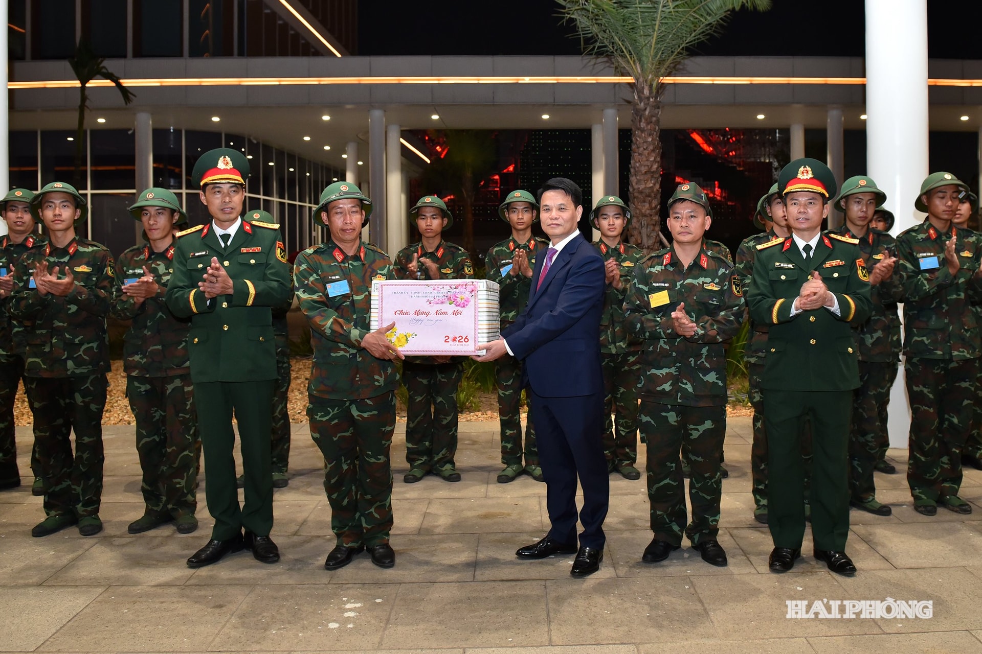 El camarada Le Ngoc Chau, miembro del Comité Central del Partido, subsecretario del Comité del Partido de la ciudad y presidente del Comité Popular de la ciudad, entregó regalos a los oficiales y soldados de servicio que disparaban fuegos artificiales en la Plaza del Centro Político y Administrativo de la ciudad.