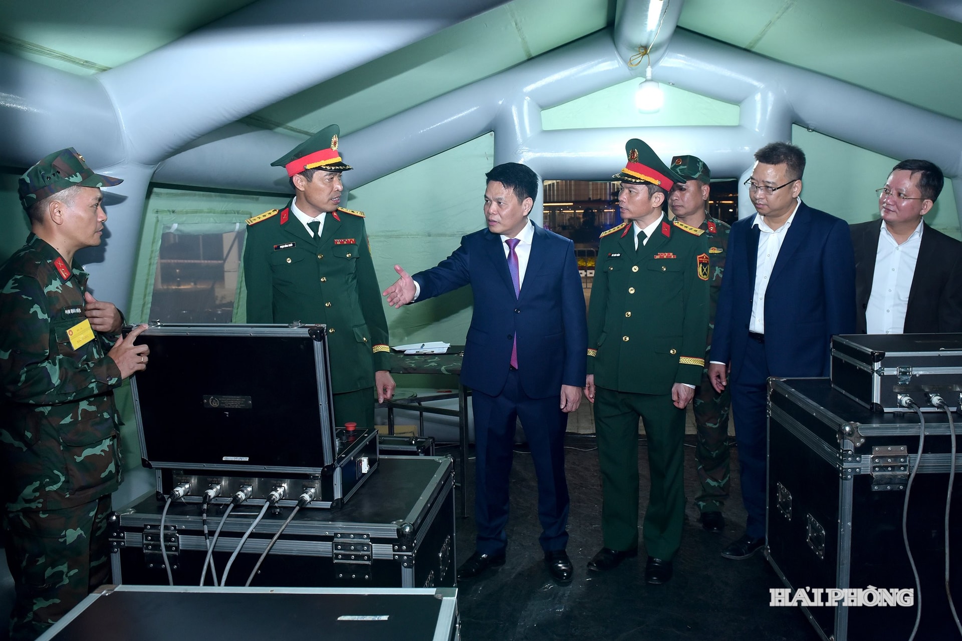 El camarada Le Ngoc Chau, miembro del Comité Central del Partido, subsecretario del Comité del Partido de la ciudad y presidente del Comité Popular de la ciudad, inspeccionó los preparativos para el espectáculo de fuegos artificiales en la Plaza del Centro Político y Administrativo de la ciudad.