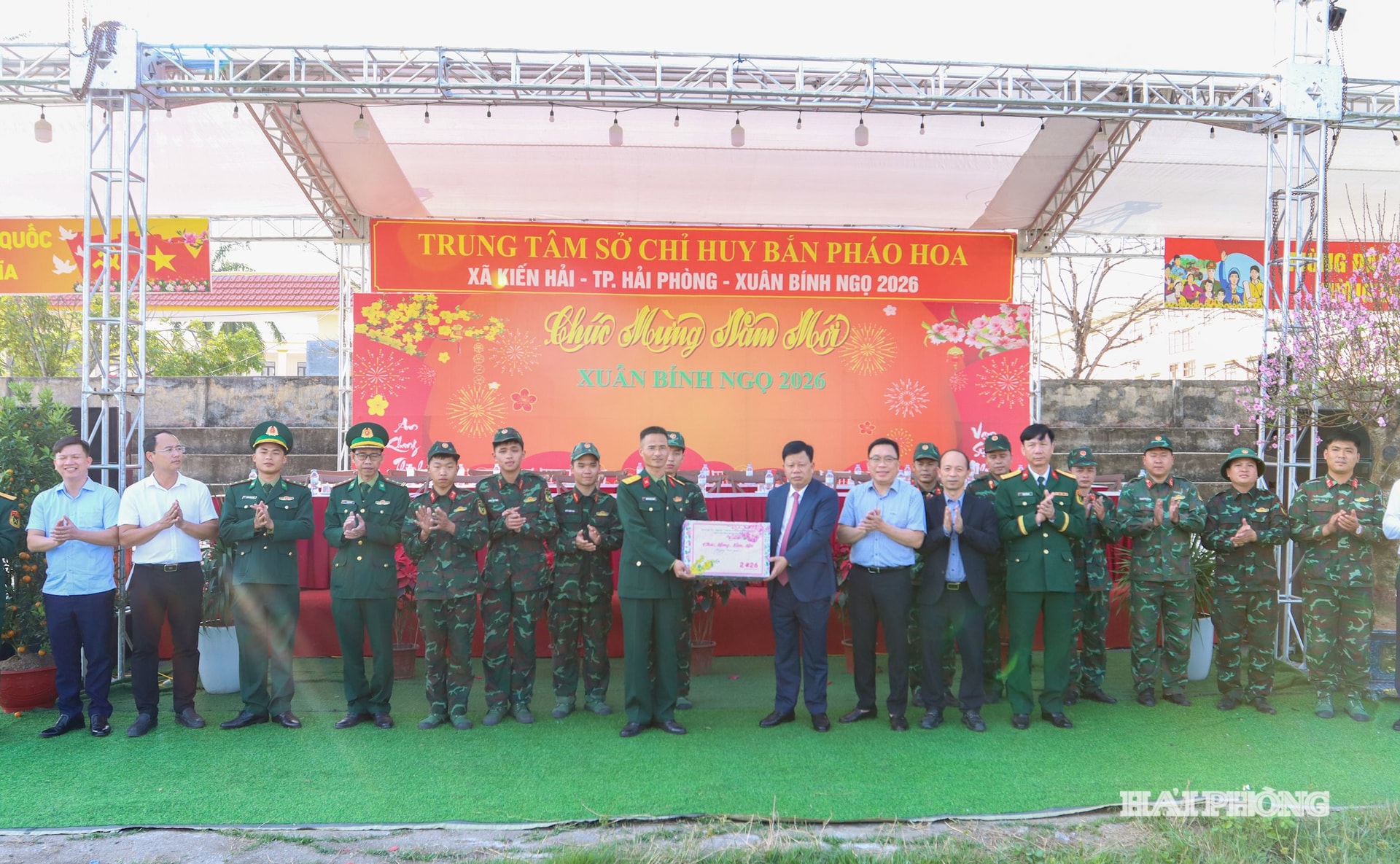 Comrade Le Trung Kien, Member of the Standing Committee of the City Party Committee and Vice Chairman of the City People's Committee, presented gifts to the forces responsible for the fireworks display in Kien Hai commune.