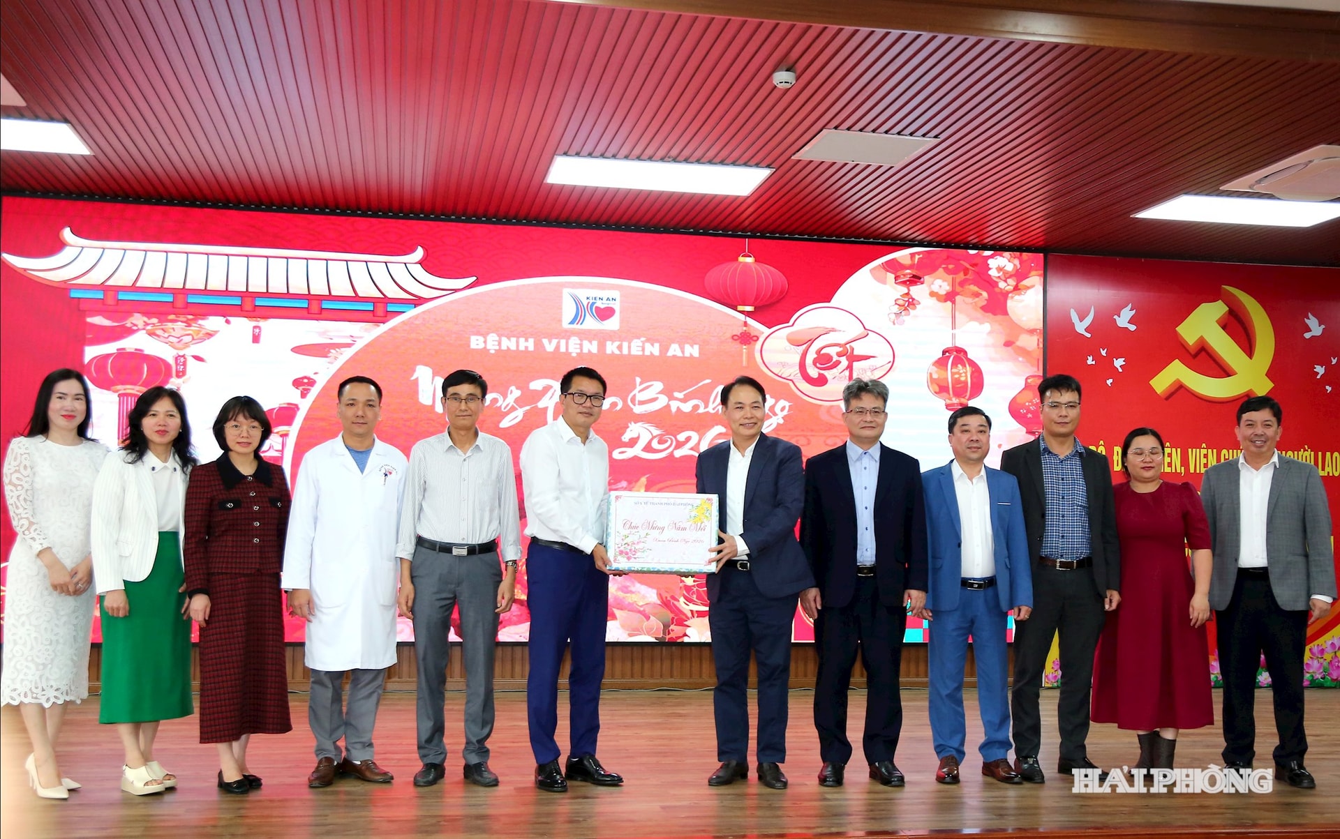 ハイフォン保健局長グエン・ミン・クアン同志は、キエンアン病院の医師と看護師に新年の挨拶を述べた。