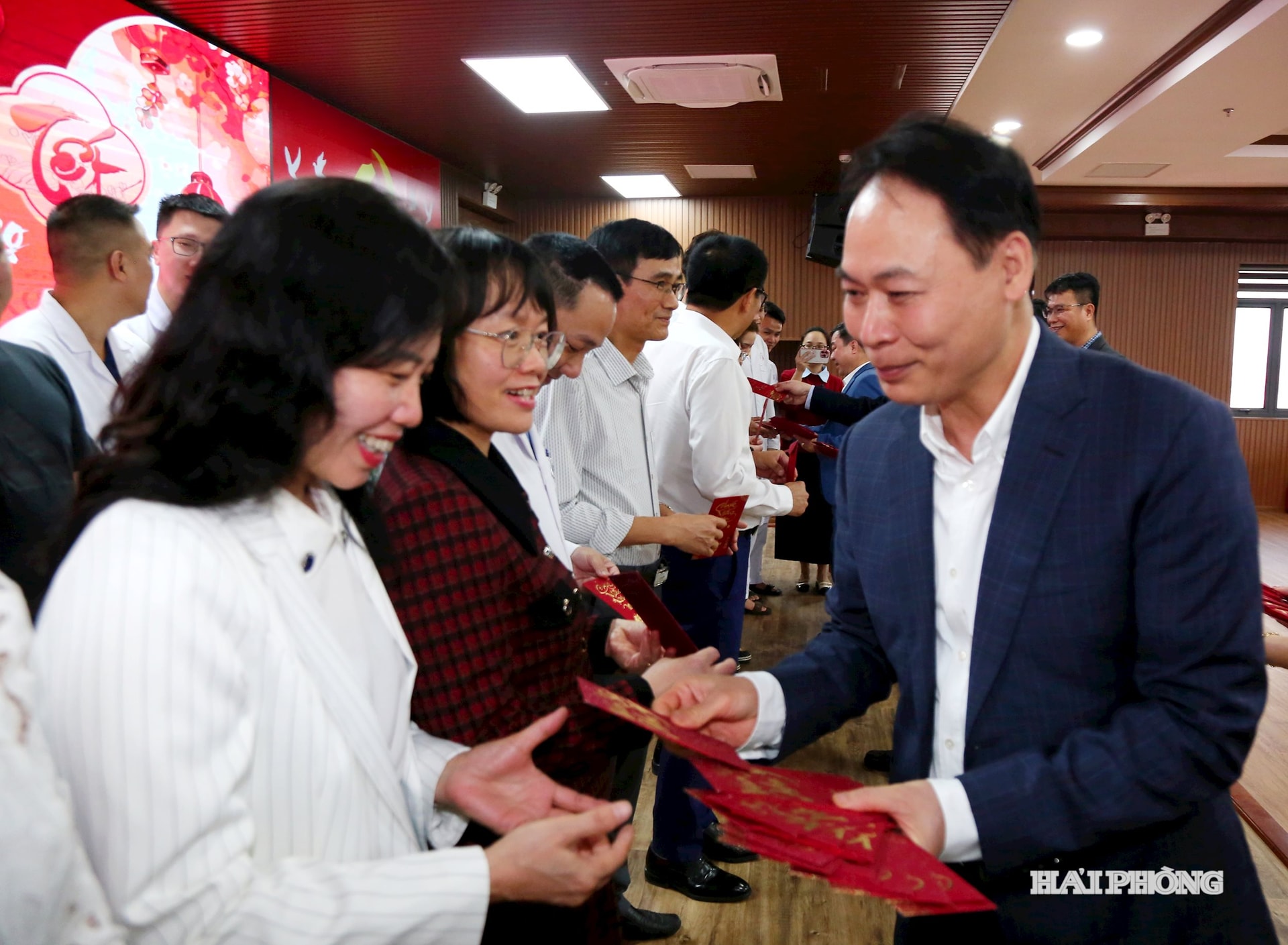 ハイフォン保健局長グエン・ミン・クアン同志は、キエンアン病院の医師と看護師に新年の挨拶を述べた。