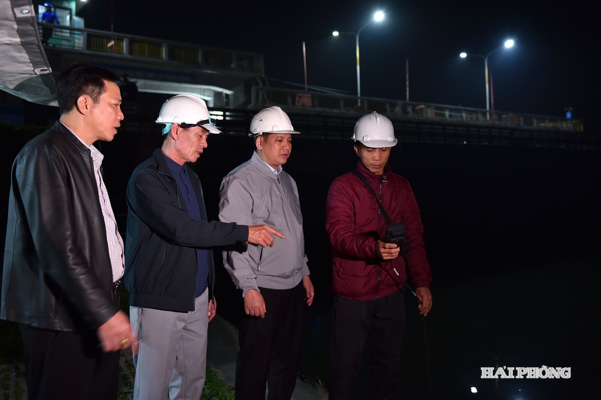 Pekerja-pekerja Da Do Irrigation Works Exploitation Company Limited memeriksa paras kemasinan air.