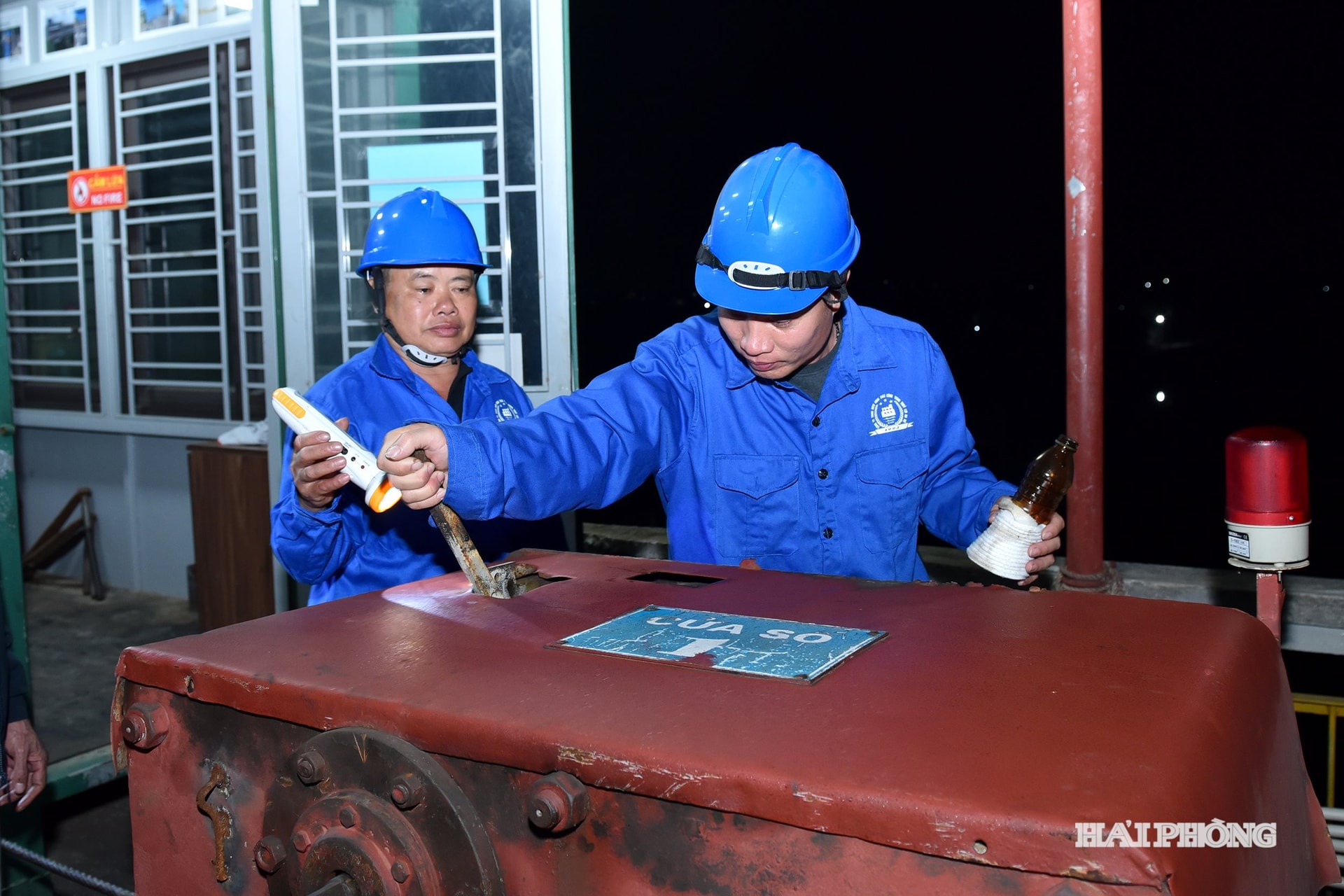 Pekerja dari Da Do Irrigation Works Exploitation Company Limited memeriksa sistem pintu air pengairan Trung Trang sebelum membukanya untuk melepaskan air.