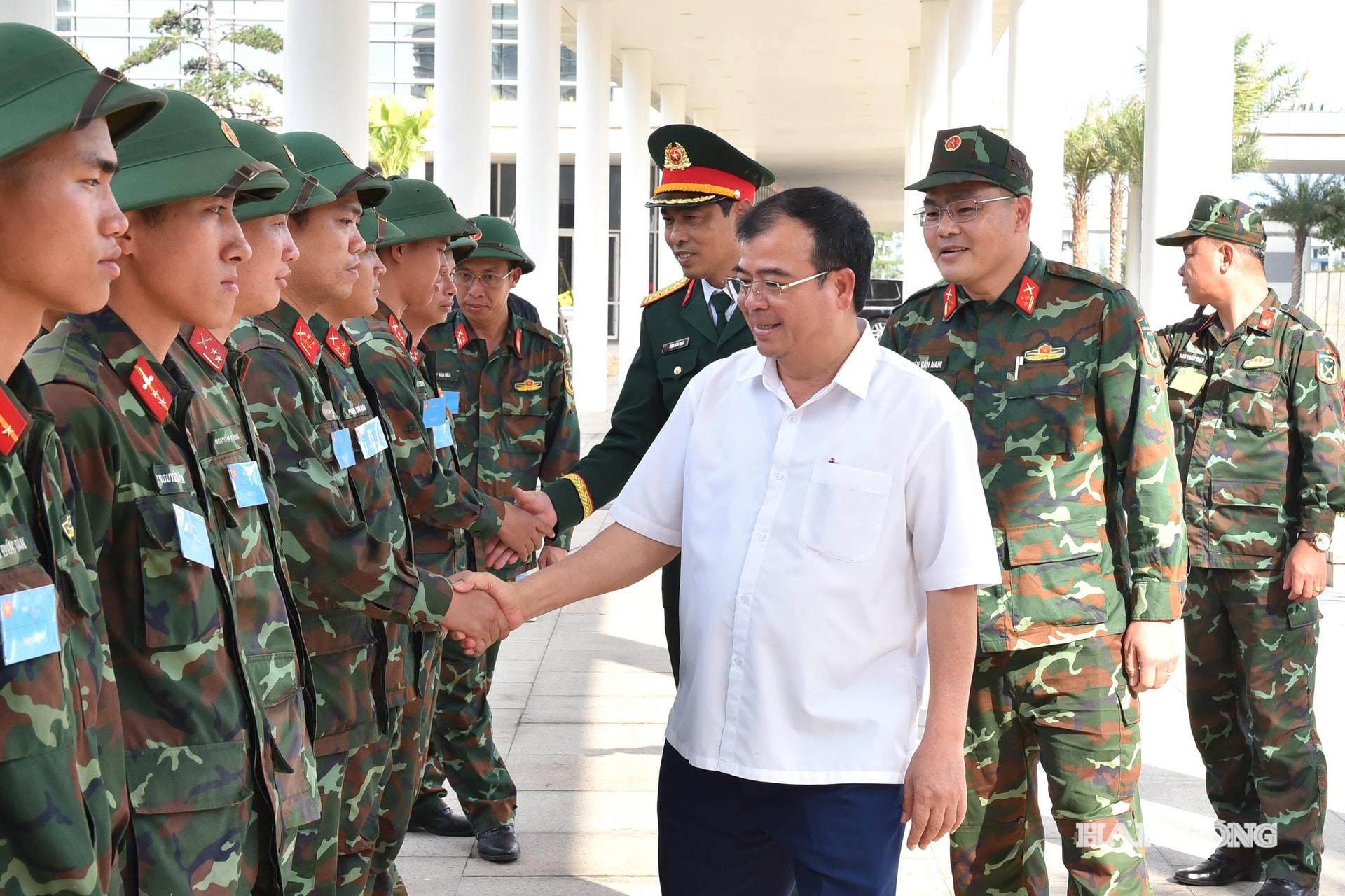 Comrade Nguyen Minh Hung, Vice Chairman of the People's Committee of Hai Phong city, visited and encouraged officers and soldiers on duty firing fireworks at the Central Political and Administrative Square of Hai Phong.